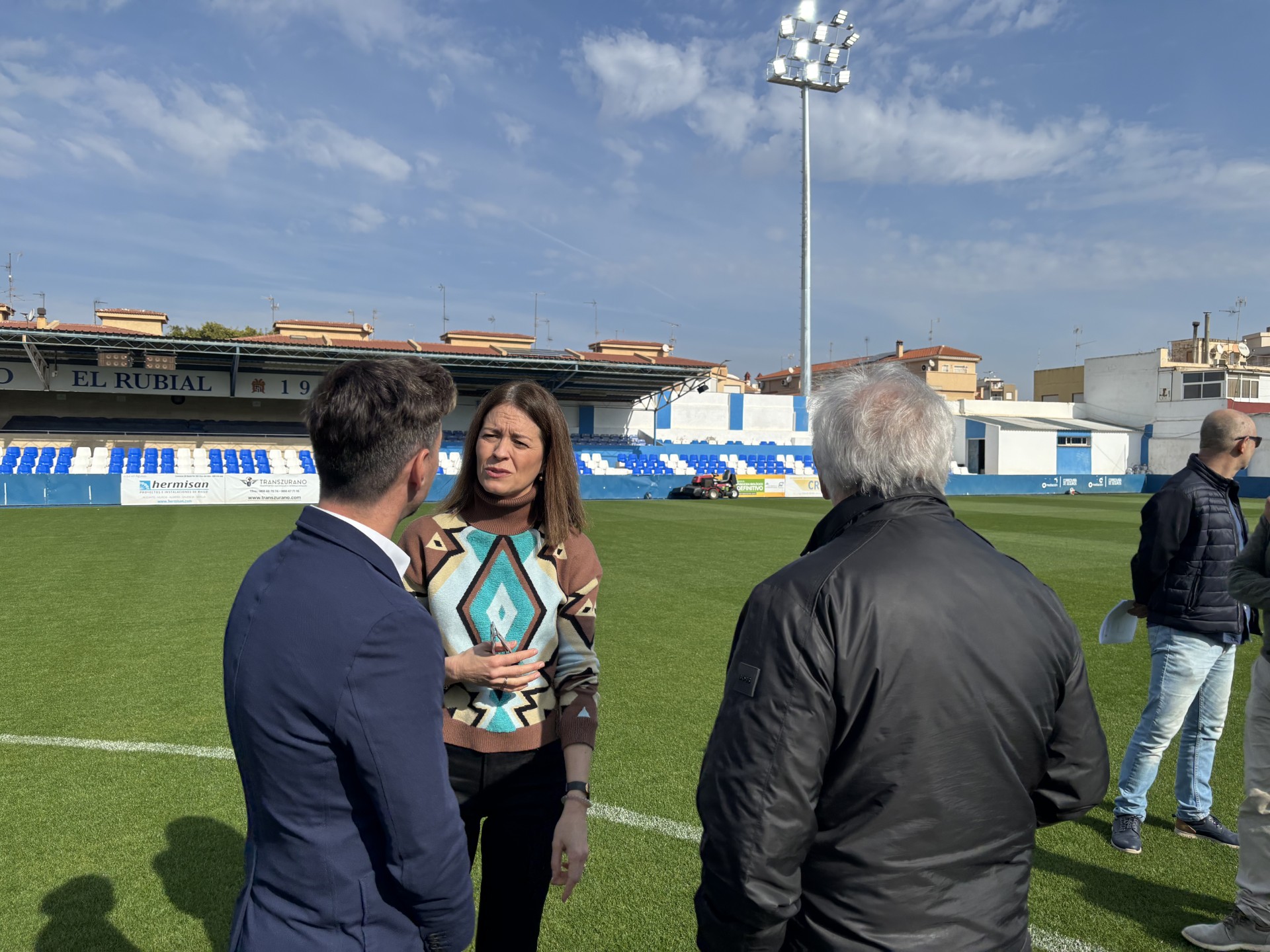 La nueva iluminación de El Rubial adapta el campo a la normativa de la Real Federación Española de Fútbol
