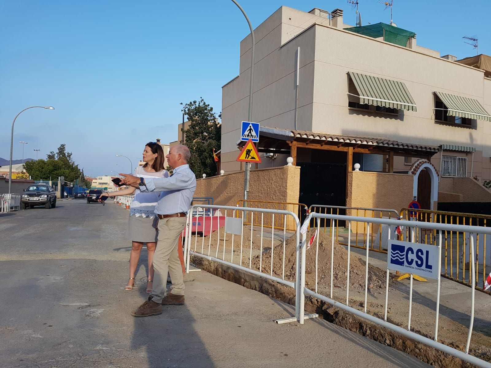 La alcaldesa y el edil de Urbanismo visitan las obras de mejora de drenaje de aguas pluviales de la calle Manuel Azaña