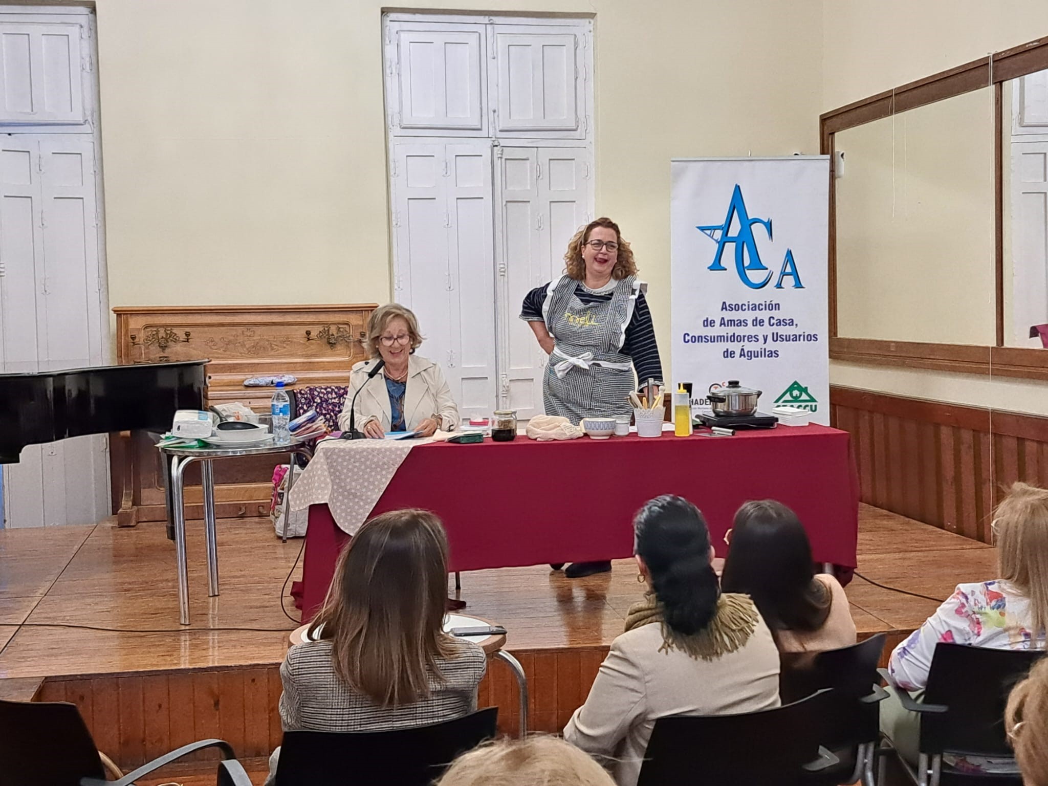 Las amas de casa participan en la charla “Cocinar y reciclar todo es empezar”