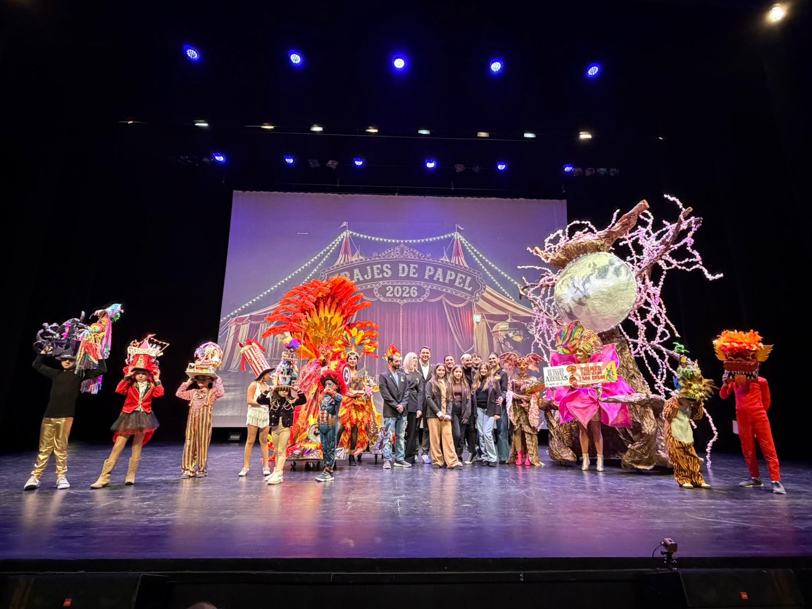 “Sueño floral” logra el primer premio del concurso de trajes de papel