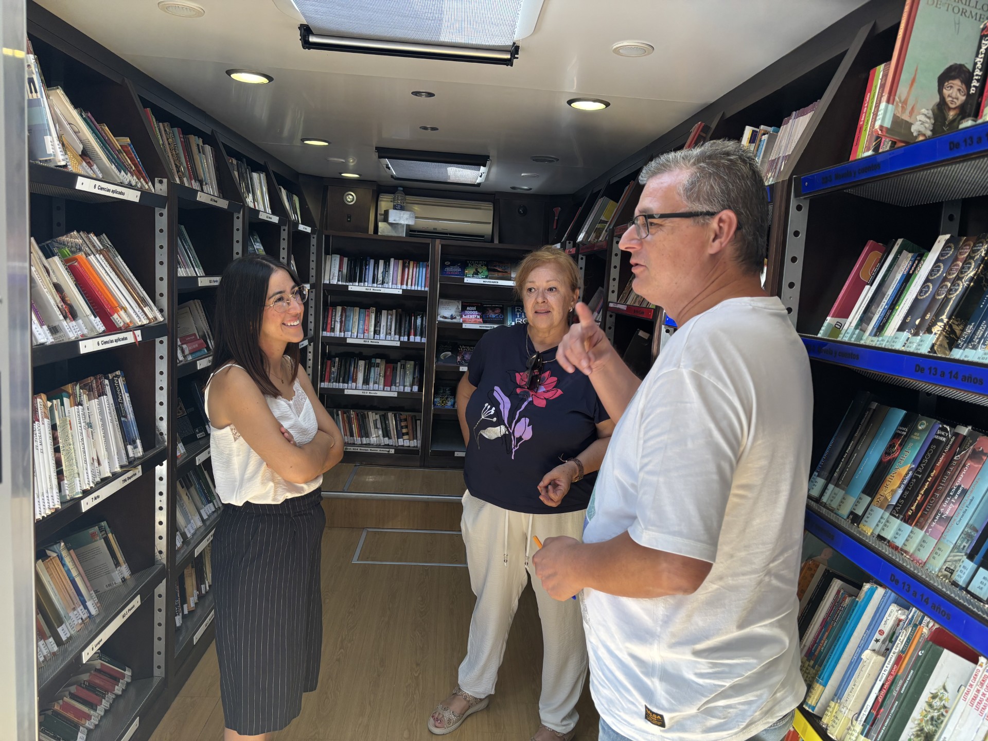 El Bibliobús de la Biblioteca Regional vuelve a Calabardina