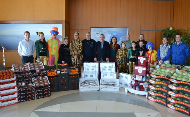 Los Personajes del Carnaval de Águilas reciben su peso en productos de la tierra