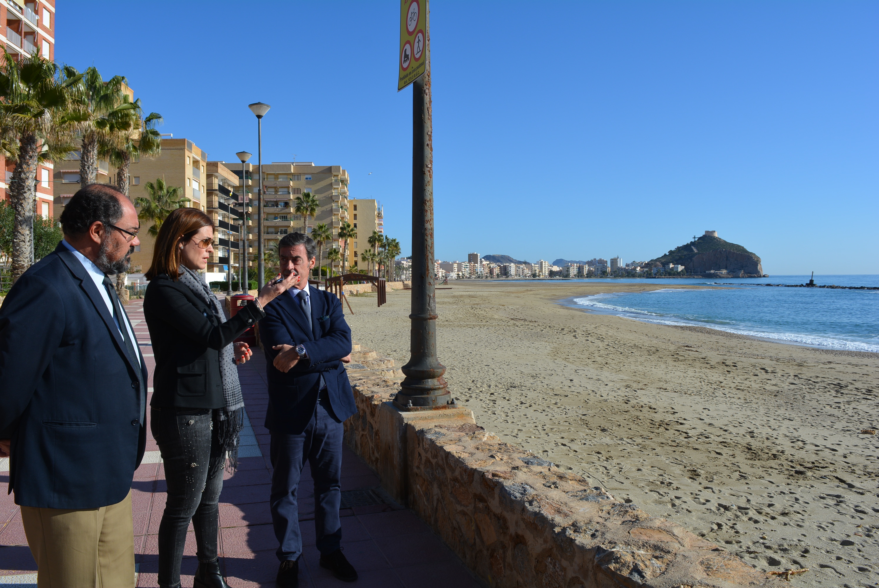 La alcaldesa y el delegado de Gobierno recorren las playas y caminos rurales afectados por el temporal