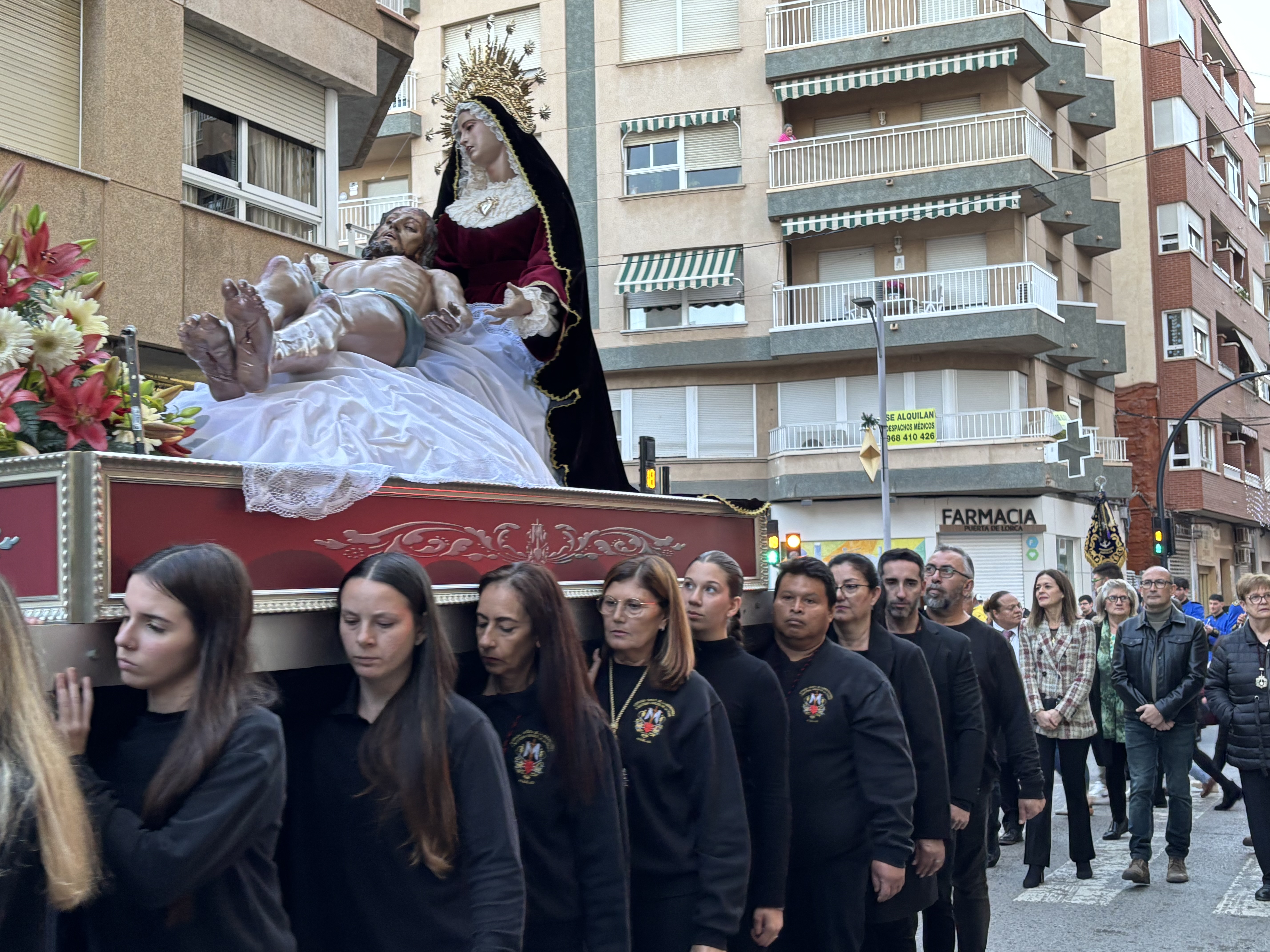 La Piedad procesiona hacia su nueva ubicación