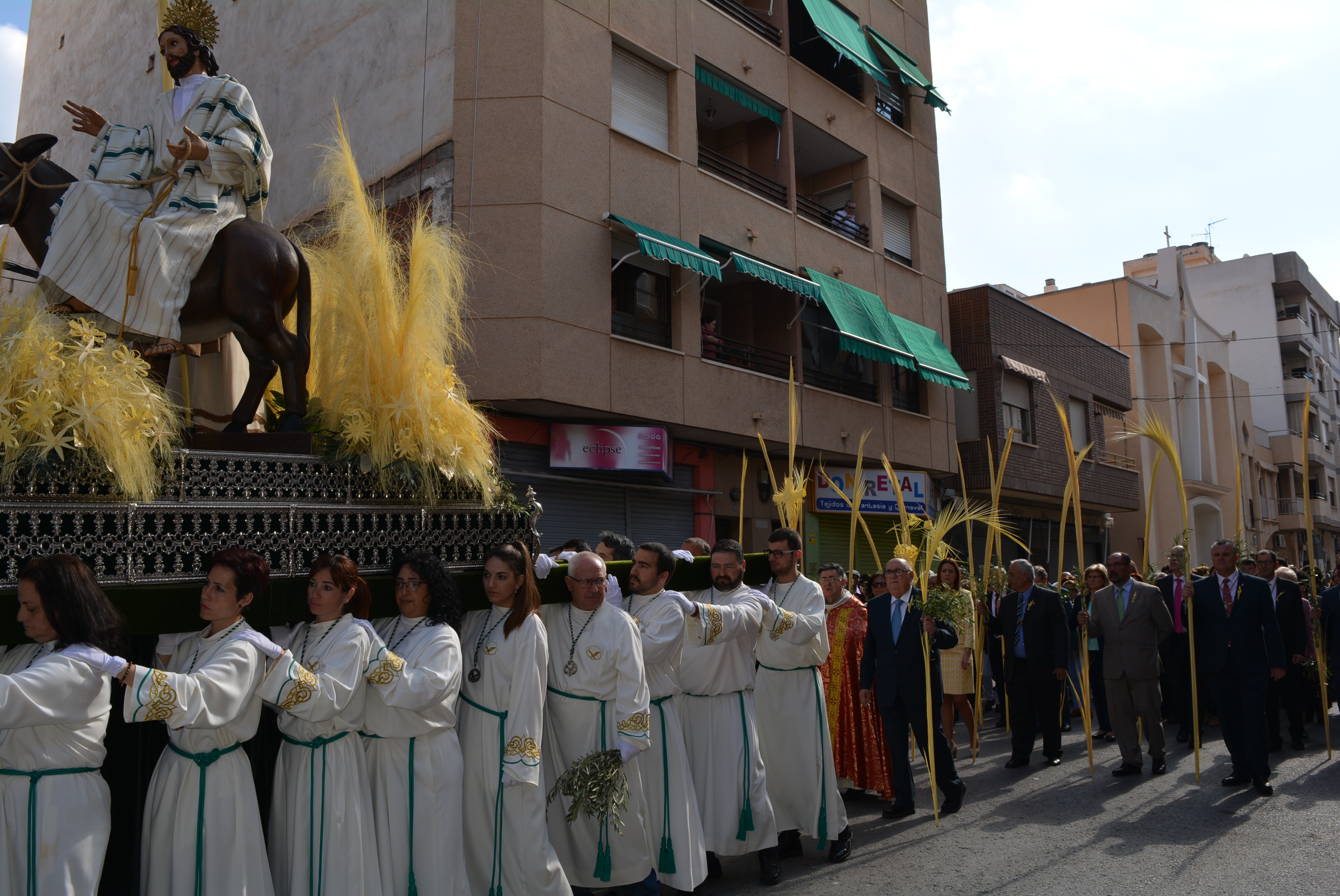 La procesión de las Palmas recorre las calles de Águilas