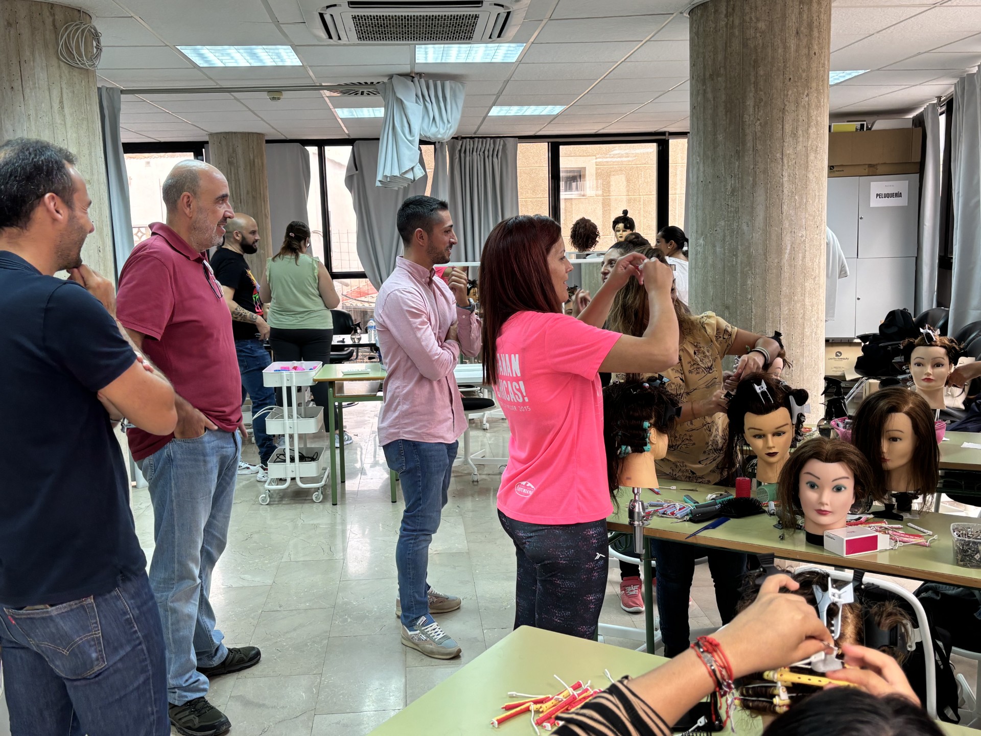 Una quincena de personas participa en el programa de certificación profesional de “Servicios auxiliares de peluquería”