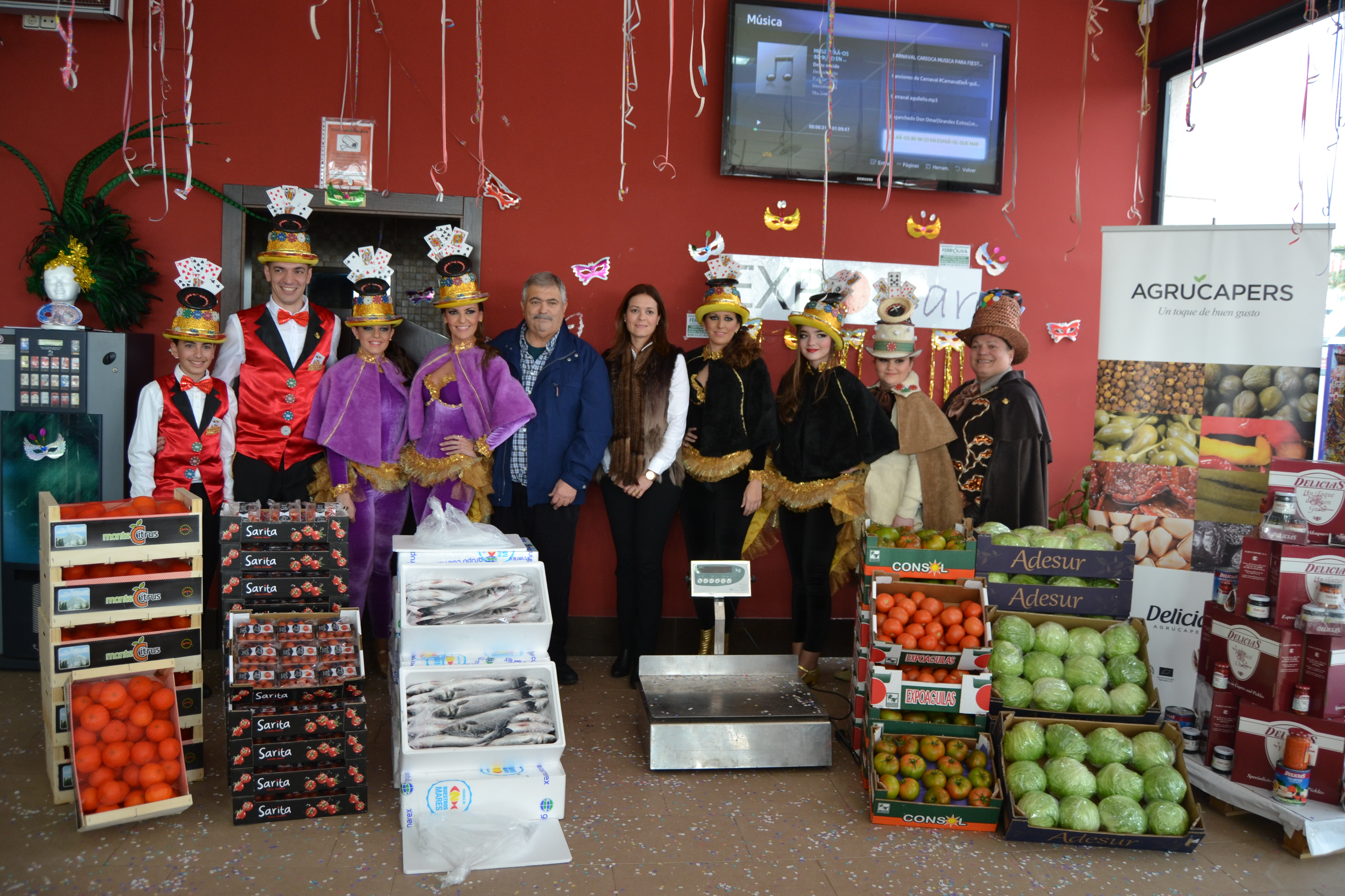Los personajes del Carnaval reciben su peso en productos locales