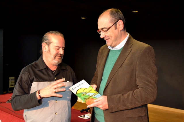 El artista aguileño Caín Quiñonero presenta su libro Comillas y Paréntesis  