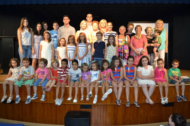 Los alumnos del taller de dibujo y pintura “Pint-Art” reciben sus diplomas de fin de curso  