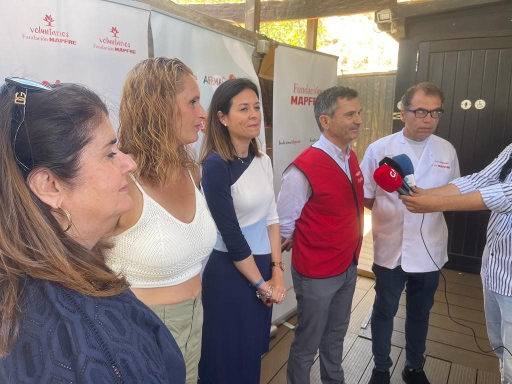 Usuarios de la Asociación Salud Mental de Águilas elaboran un menú solidario en el Restaurante Zoco del Mar de Águilas