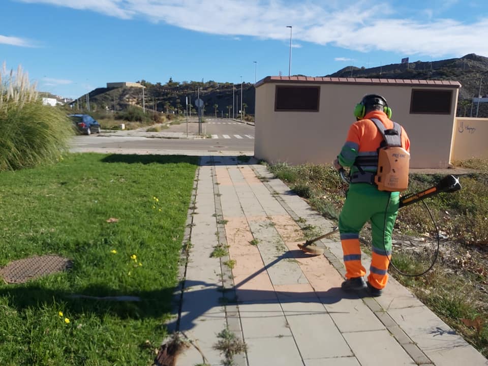 El Ayuntamiento pone en marcha una campaña de limpieza de choque en las calles de Águilas que ha comenzado esta semana en la zona de Los Jardines