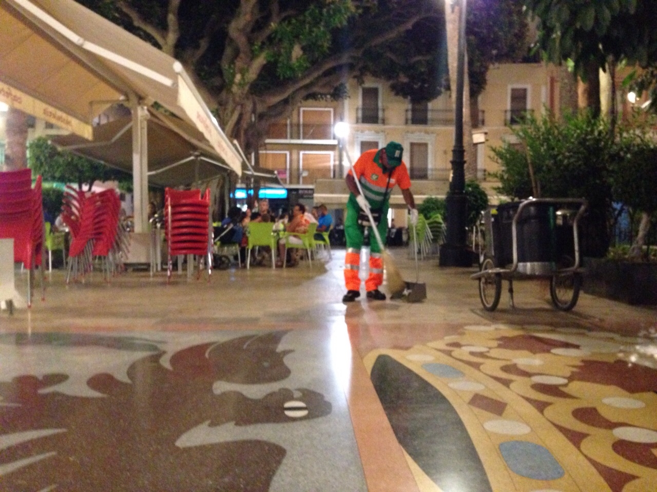 El Ayuntamiento pone en marcha un dispositivo nocturno especial de limpieza los fines de semana