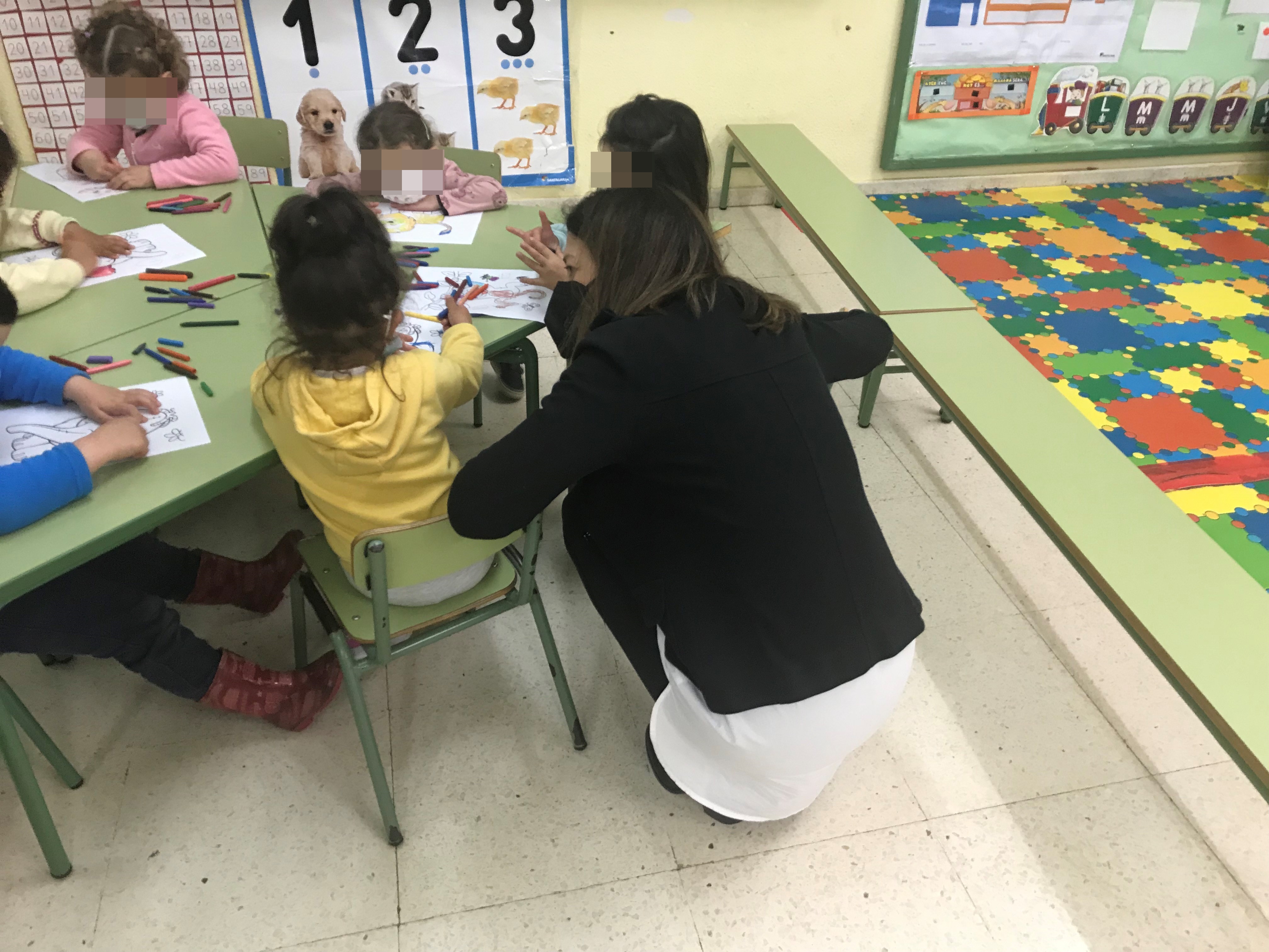 La alcaldesa y la edil de Igualdad visitan a los niños y niñas participantes en el Programa Escuela Días No Lectivos