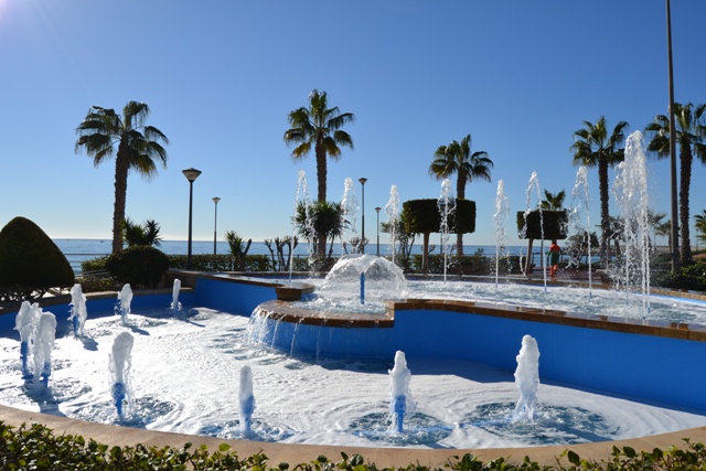 La concejalía de Parques y Jardines rehabilita la fuente de la Plaza Fernando Rey 