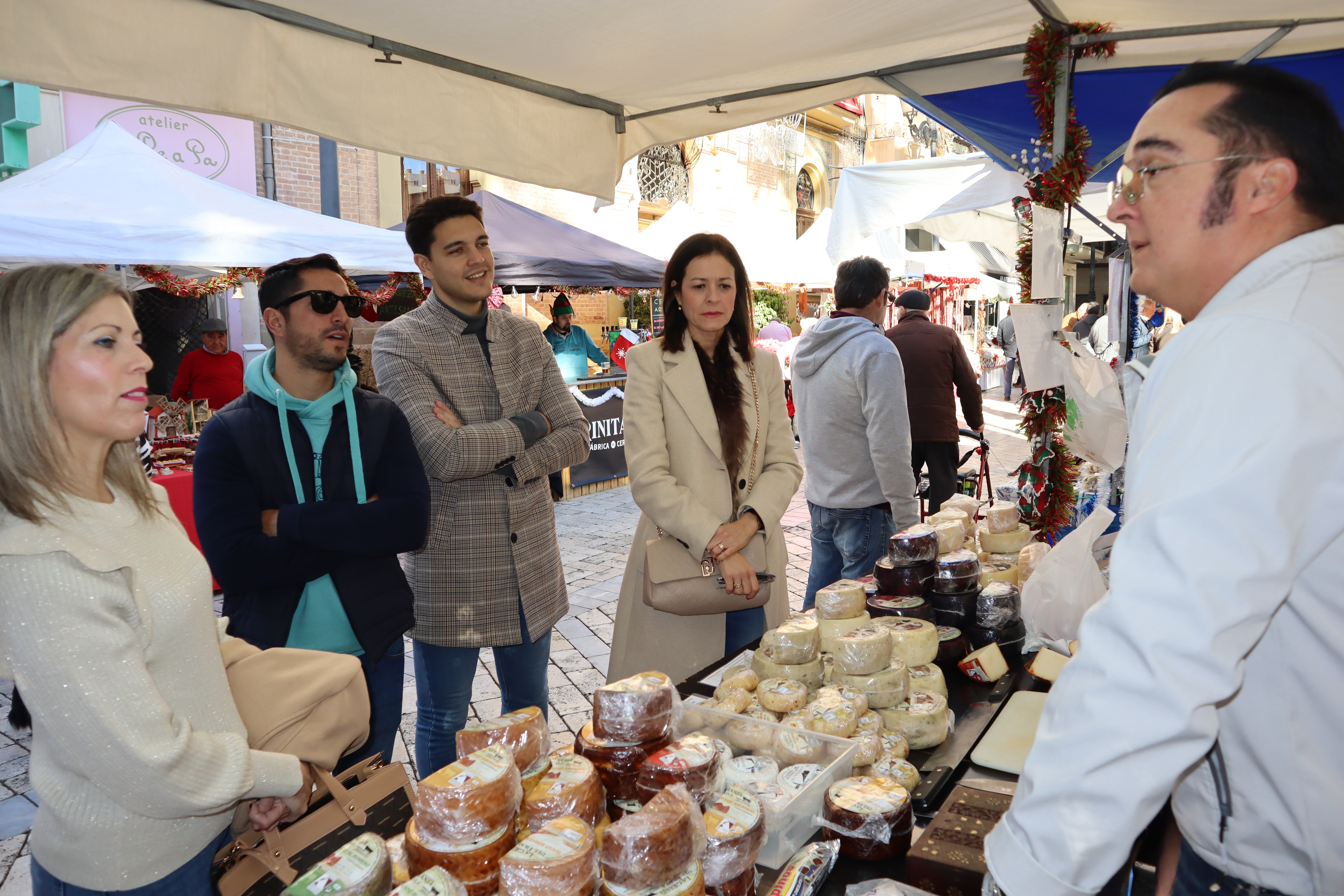 Amplia variedad de productos artesanales en el Mercadillo Tradicional Navideño
