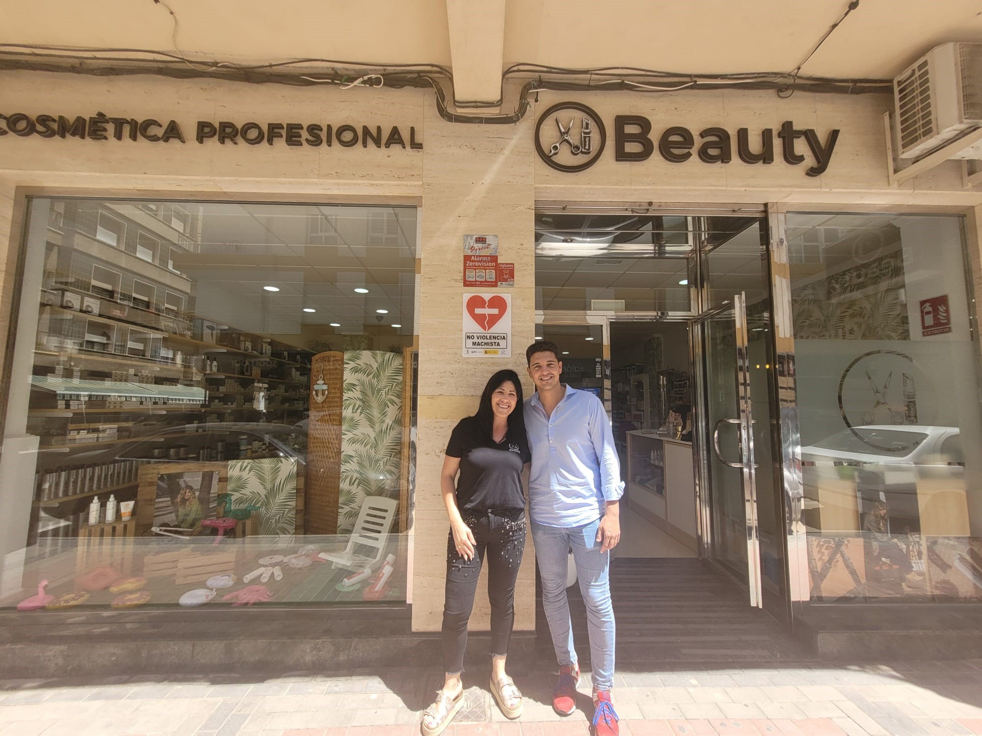 Cuatro establecimientos aguileños se suman a la campaña “No a la violencia machista” 