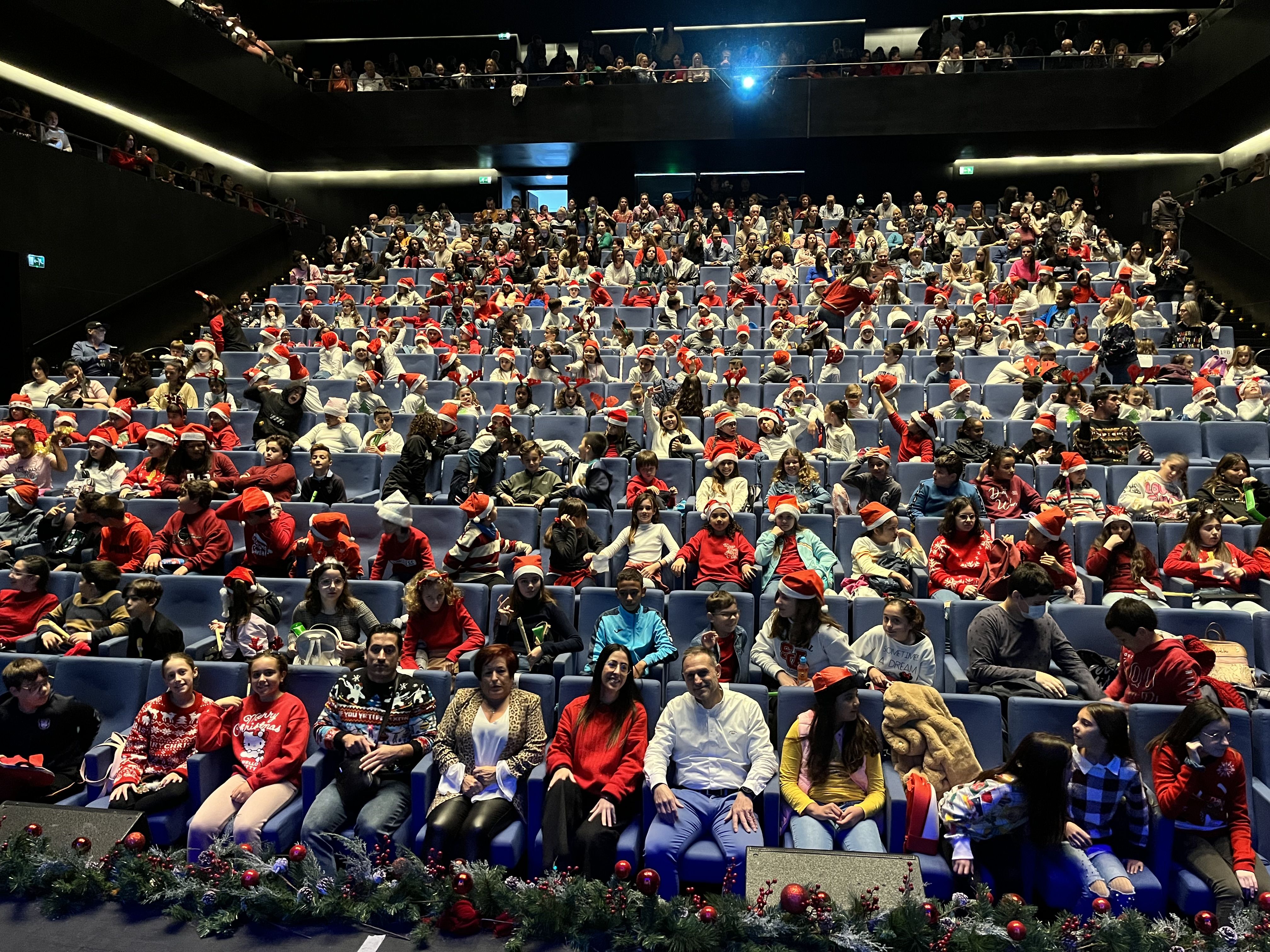 El colegio Mediterráneo celebra su festival de música navideña