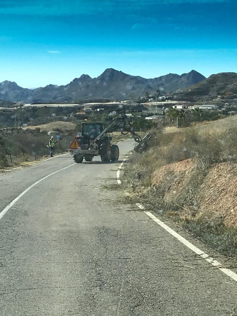 Se procede a la limpieza de la Carretera de los Mayorales