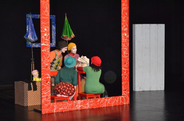 Teatro para promover comportamientos viales seguros entre los más pequeños de Águilas 