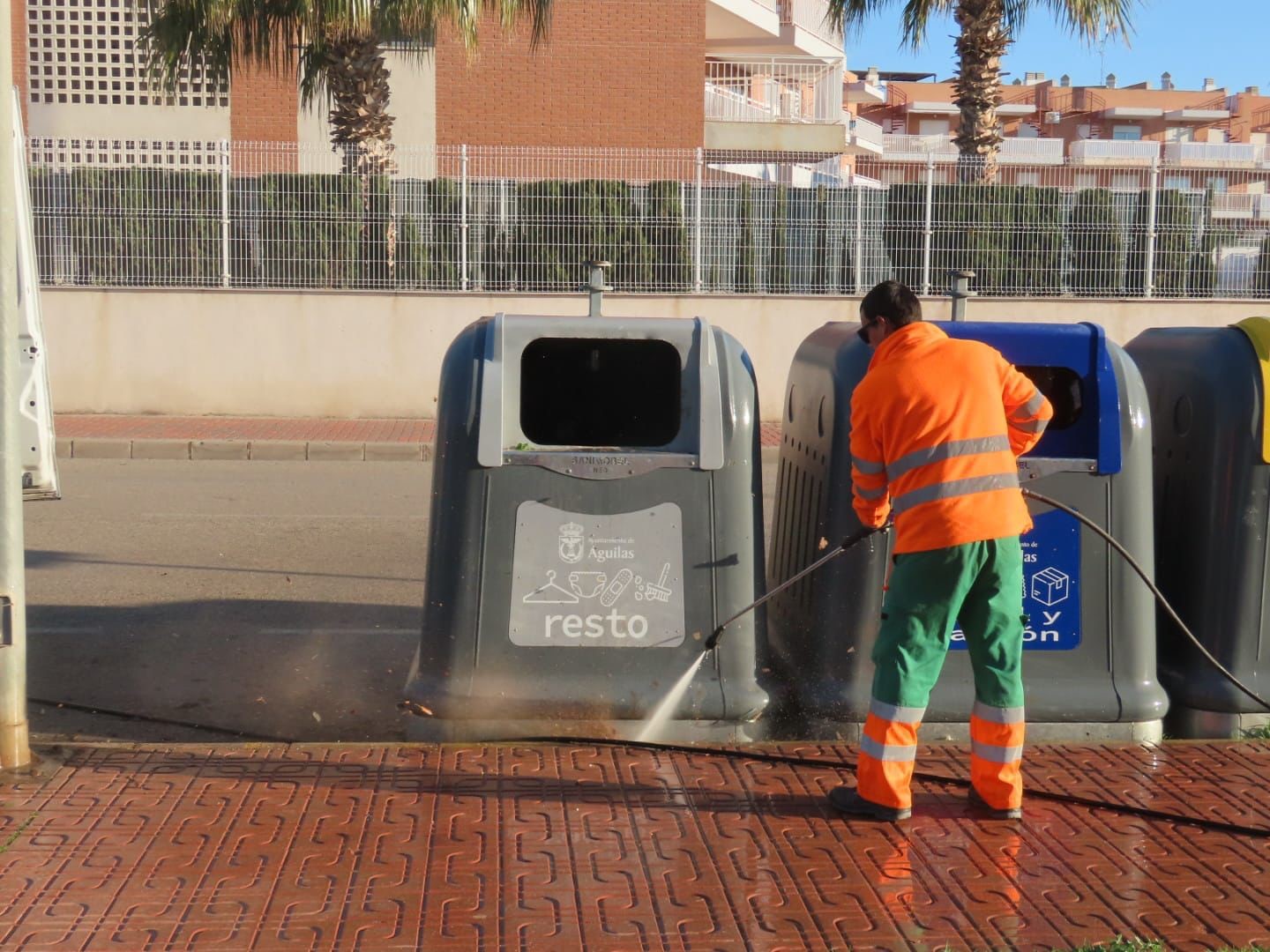 El Ayuntamiento lleva a cabo una actuación de limpieza en profundidad en Las Majadas