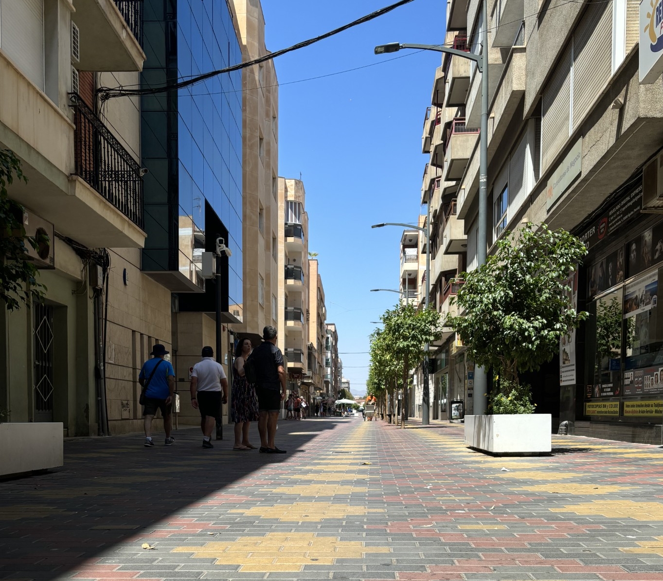 Calle Conde de Aranda: espacio turístico de calidad con espacios de sombraje 