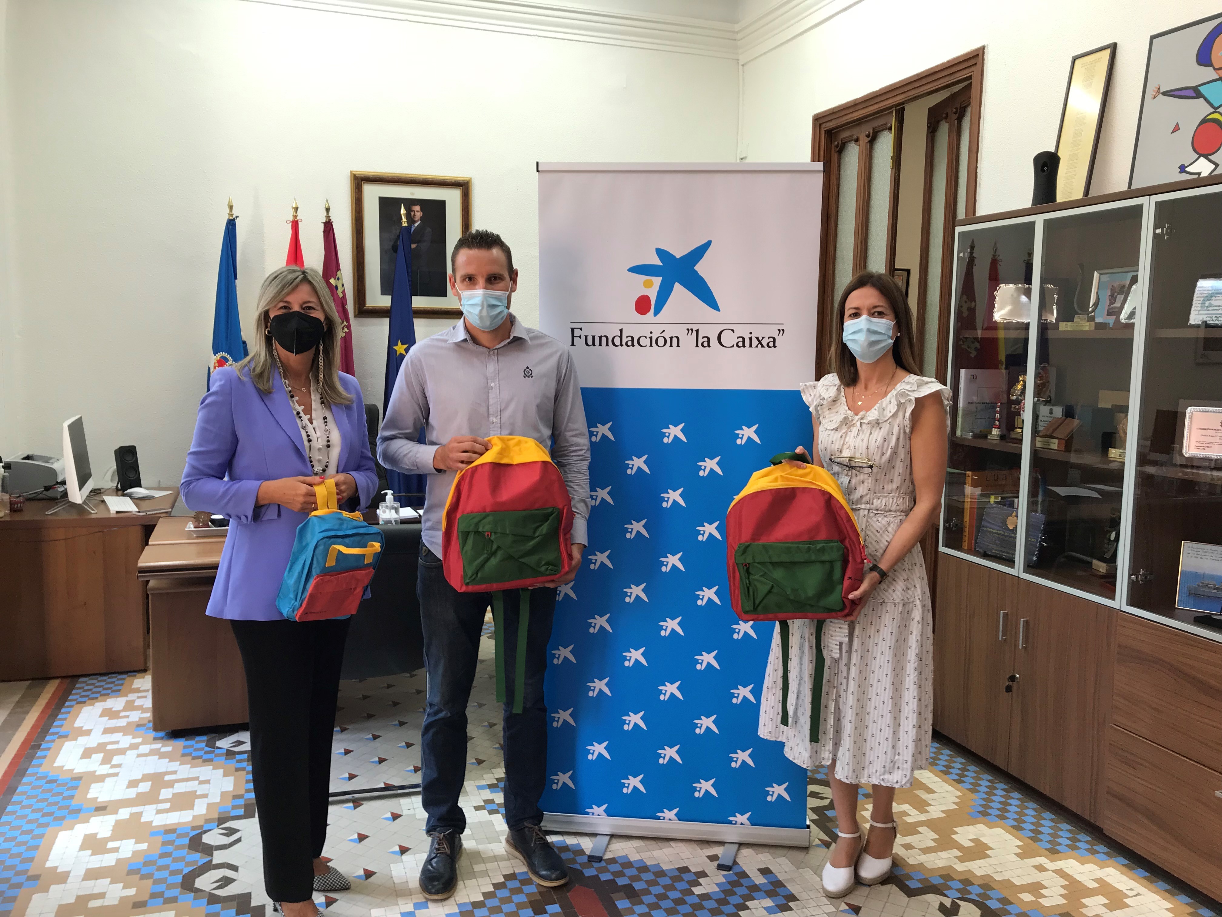 Alumnos de Águilas en situación de vulnerabilidad han vuelto a clase con nuevo material escolar gracias a la Fundación “la Caixa” y CaixaBank