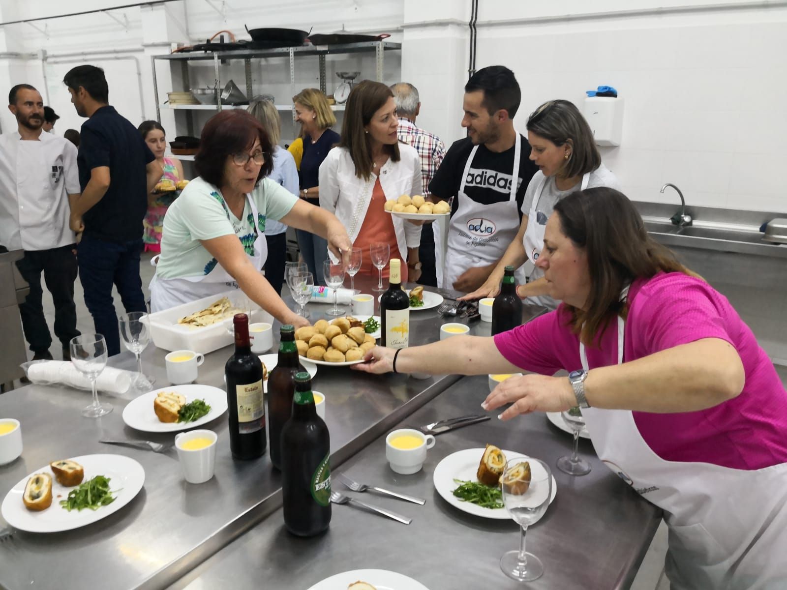Jornada de degustación de platos elaborados por los alumnos del curso de cocina de ADIA 