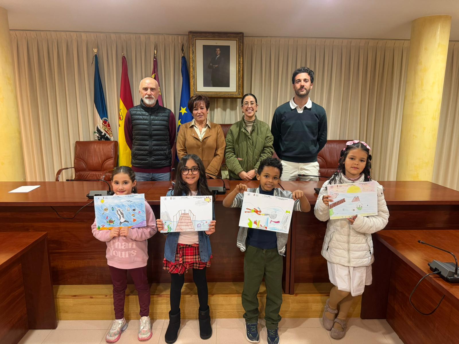 El Ayuntamiento acoge la entrega de premios del concurso escolar “Cuidando la mar”