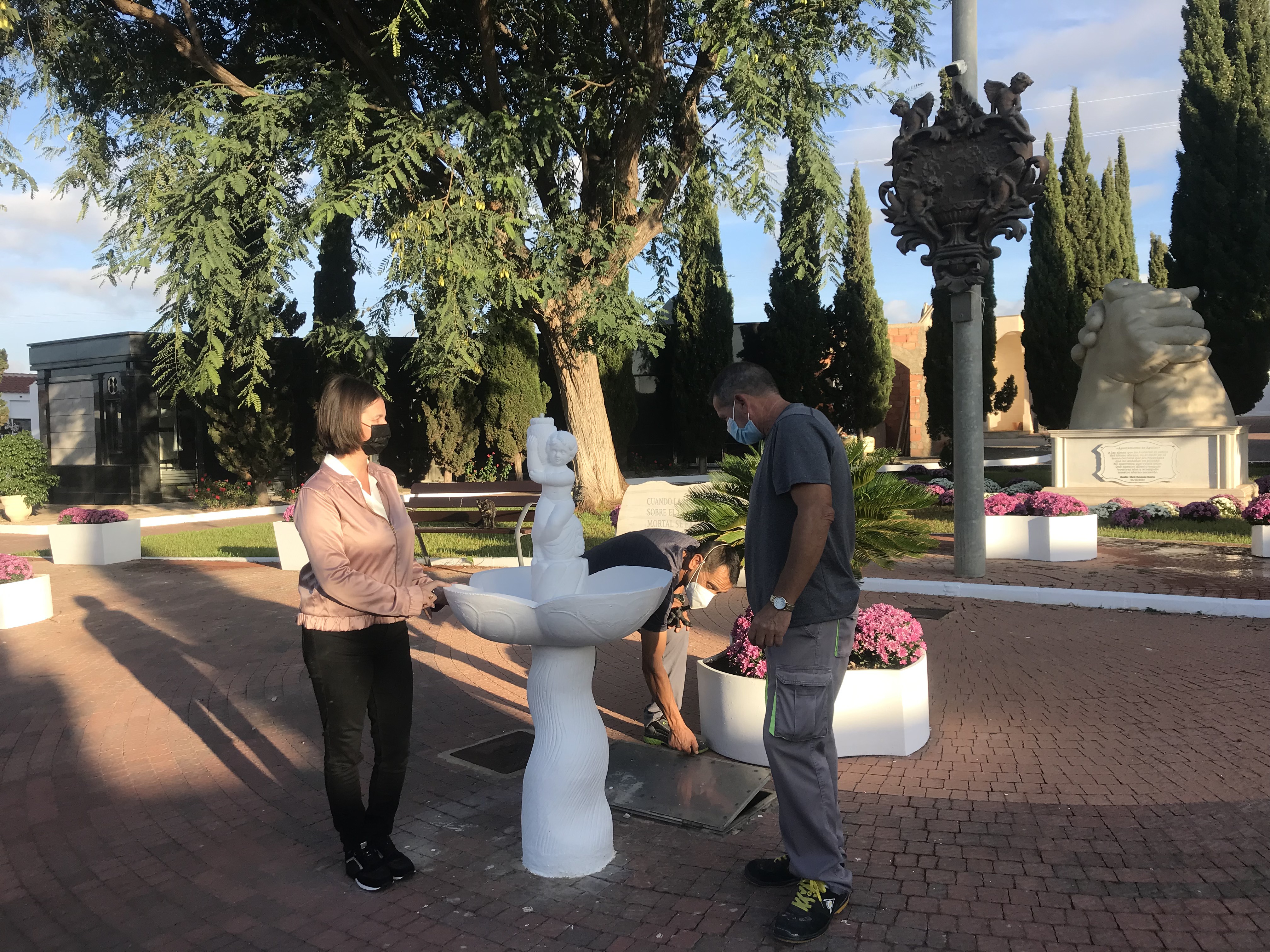 El Ayuntamiento ultima los trabajos de puesta a punto del cementerio municipal con motivo del Día de Todos los Santos