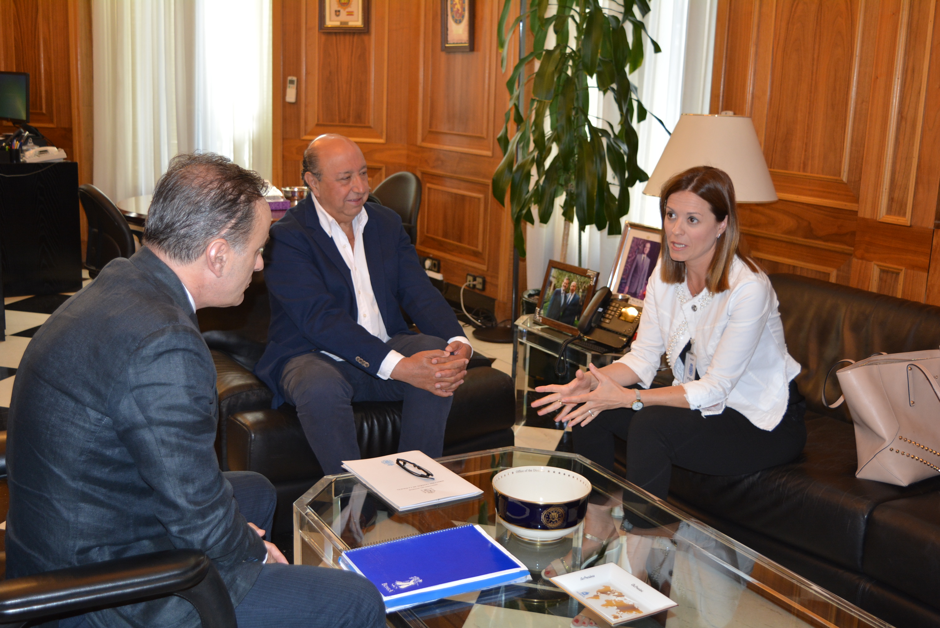 La alcaldesa solicita al director general de Policía Nocional una oficina permanente de expedición de DNI y pasaporte en Águilas