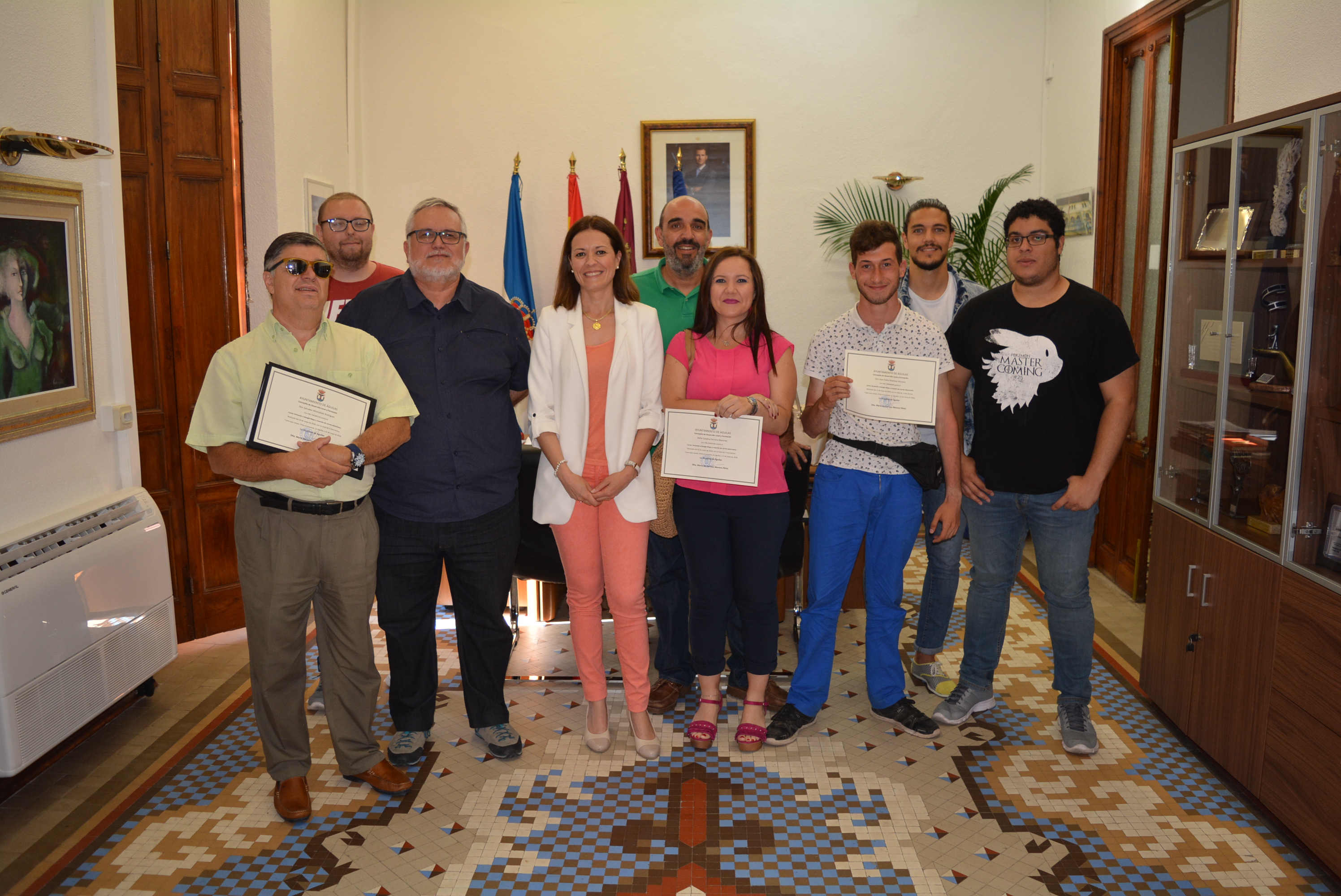 La alcaldesa y el edil de desarrollo local y formación hacen entrega de los diplomas del curso “Iniciación Google maps y creación de correos electrónicos”