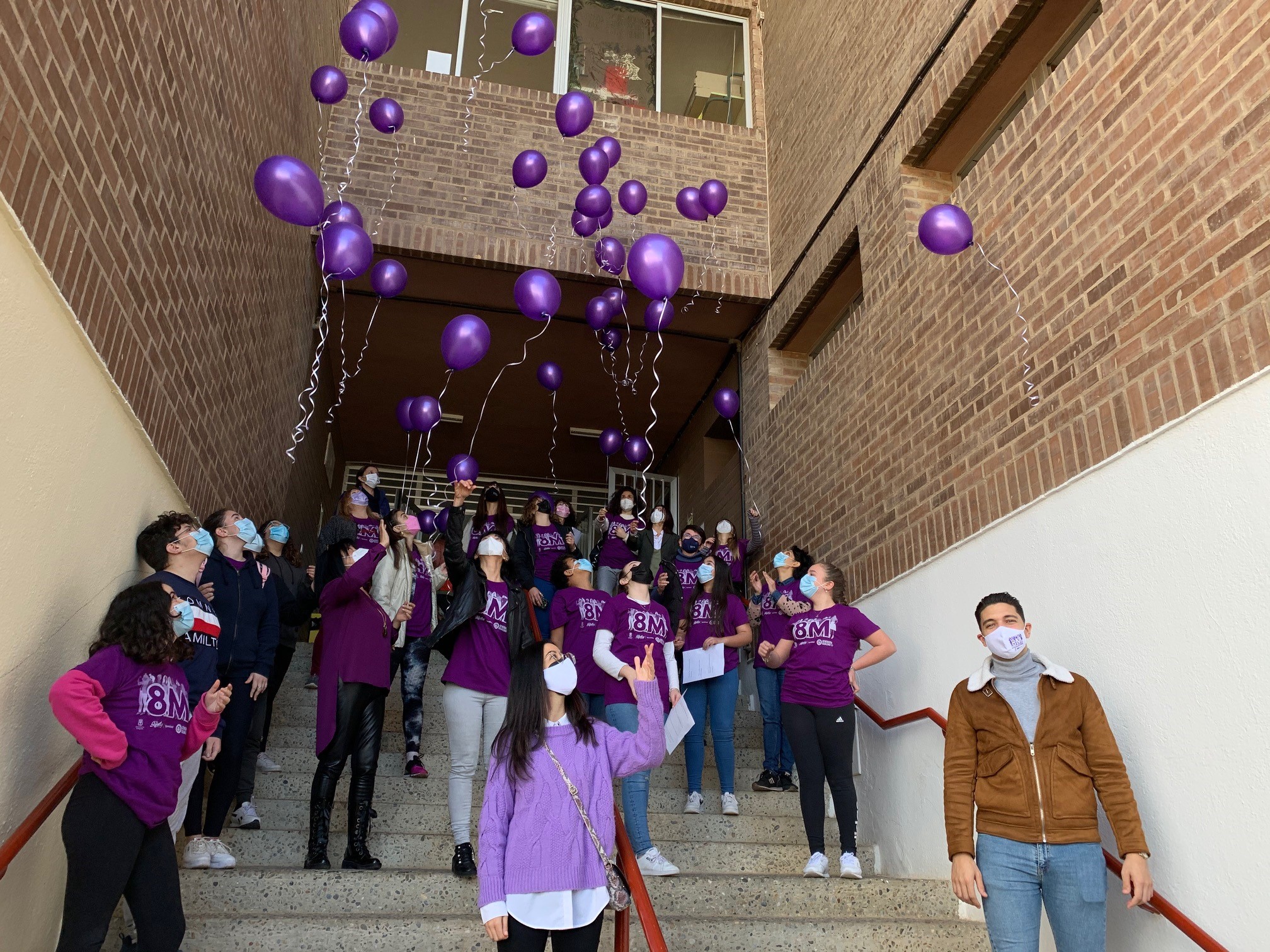 Globos morados por el 8M