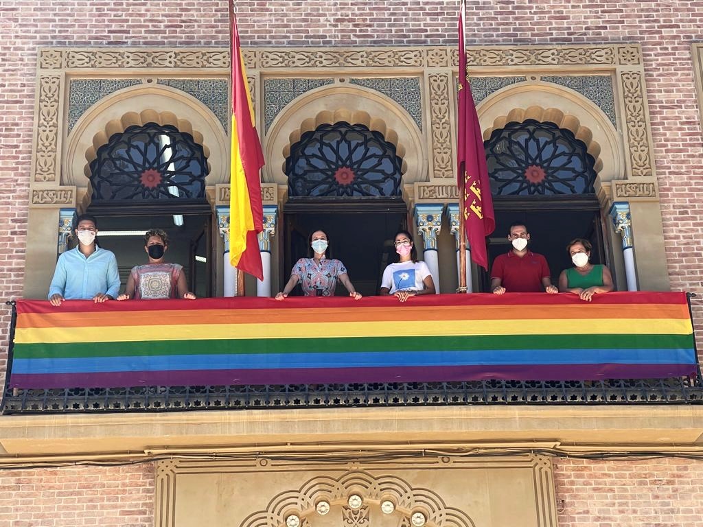 La bandera arco iris preside el balcón del Ayuntamiento de cara a la celebración del Día Internacional del Orgullo LGTBI+