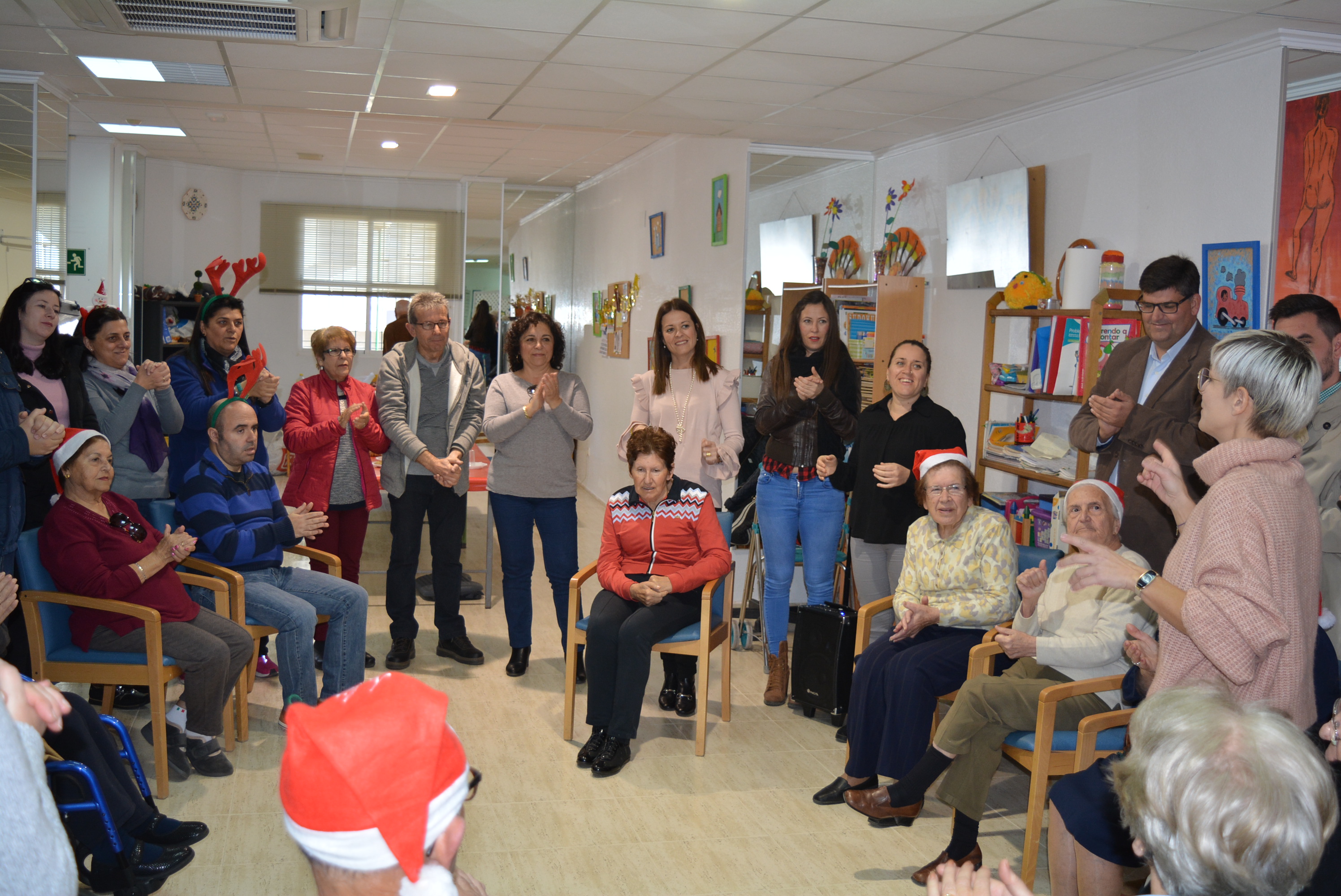 La asociación Alzheimer Águilas celebra su tradicional fiesta de Navidad