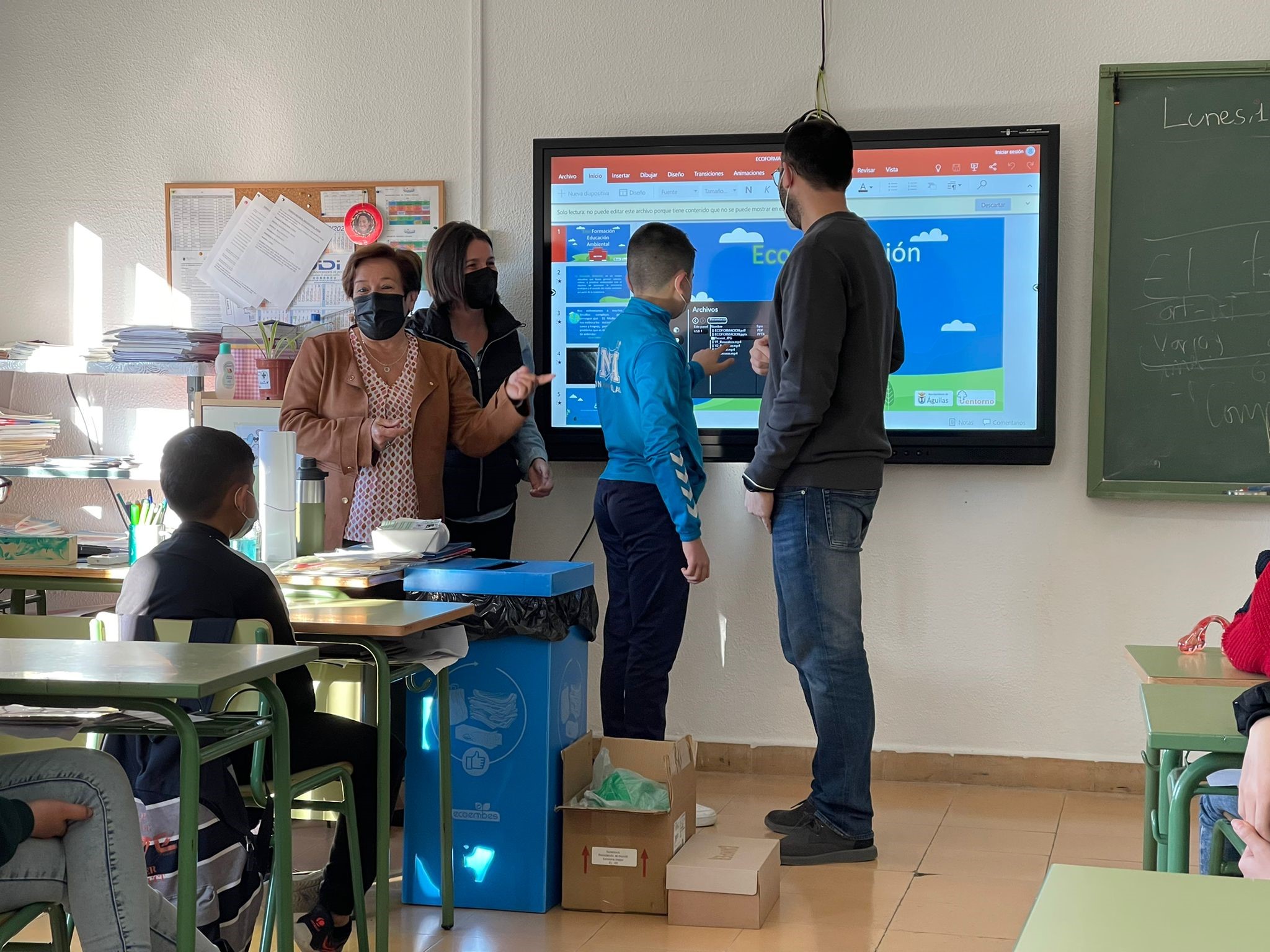 La campaña de concienciación sobre limpieza puesta en marcha por el Ayuntamiento y Entorno Urbano llega al colegio Mediterráneo