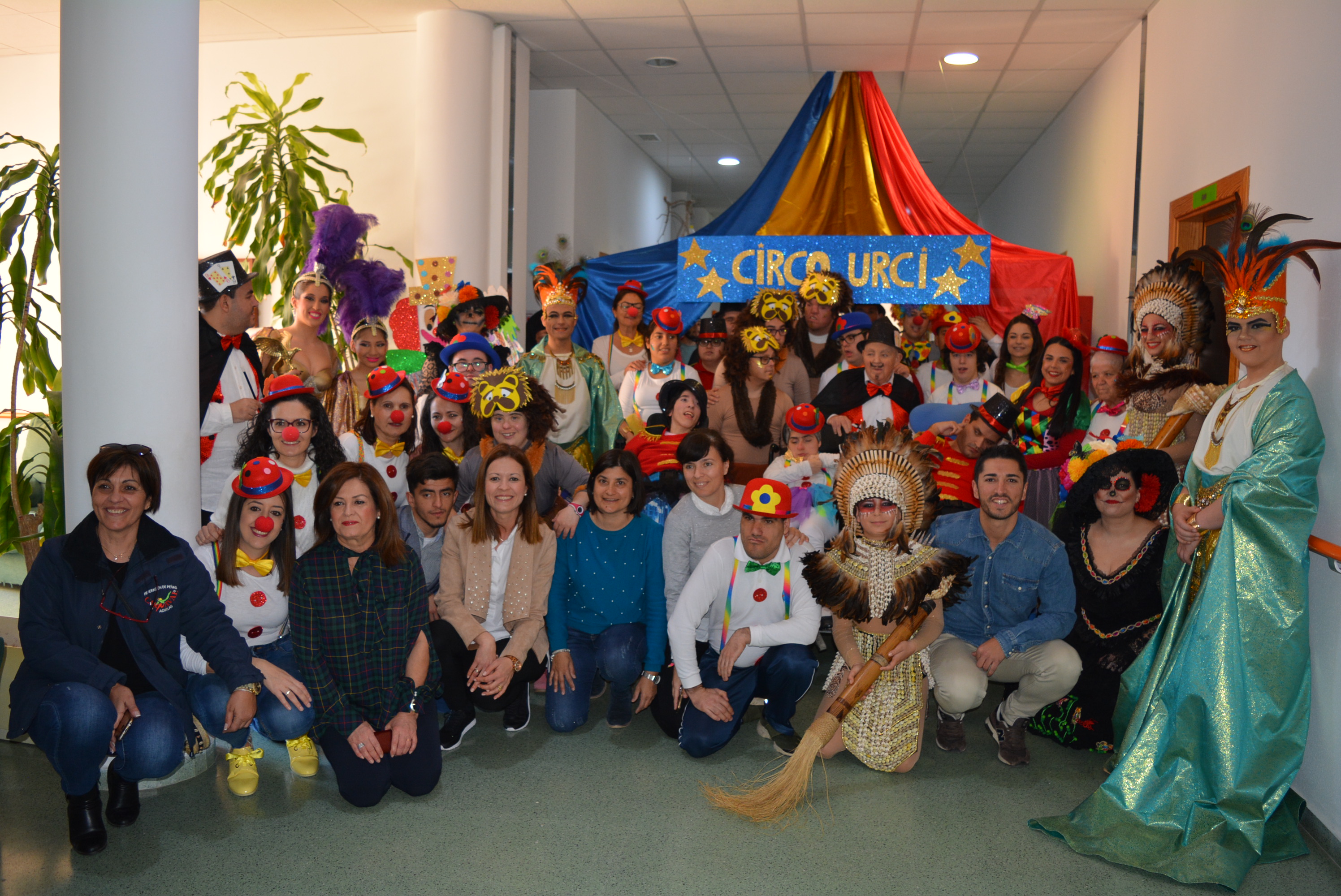 El Centro Ocupacional Urci hace entrega de las armas para la batalla entre Don Carnal y Doña Cuaresma