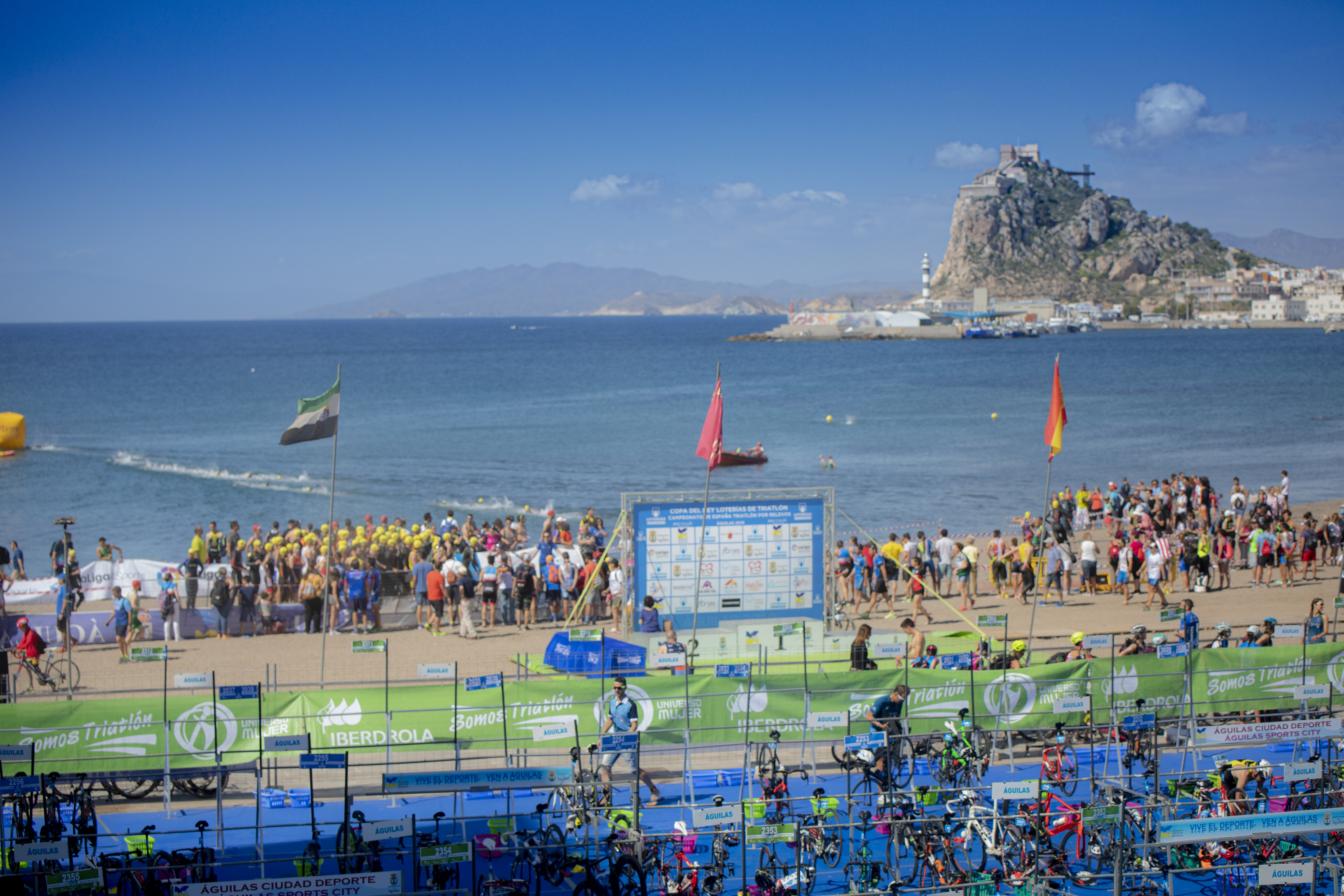 El Ayuntamiento y la Federación Española de Triatlón (FETRI) renuevan el convenio que convierte a Águilas en ciudad preferente para la organización de campeonatos de España de triatlón