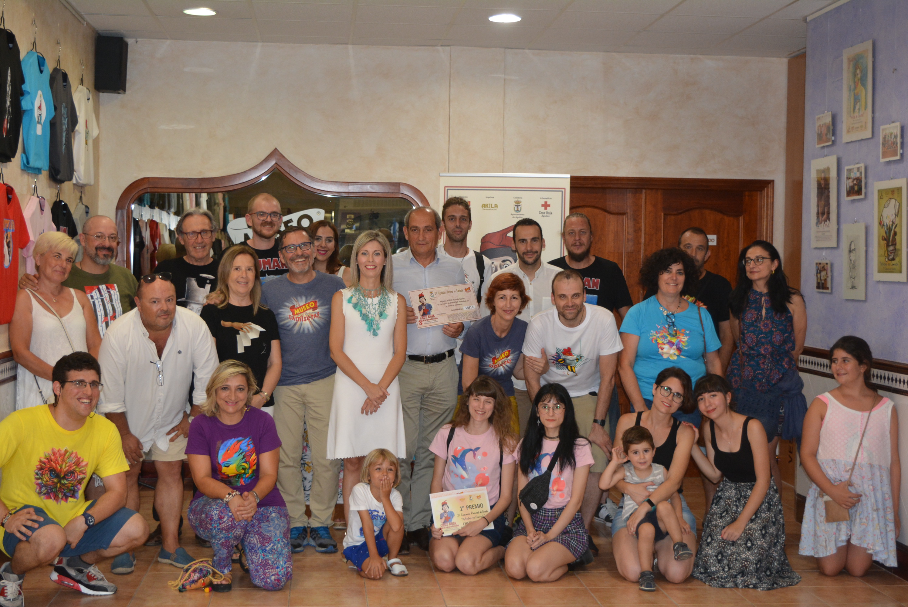 La exposición Artistas en Camiseta recauda 3.000 euros para Cruz Roja