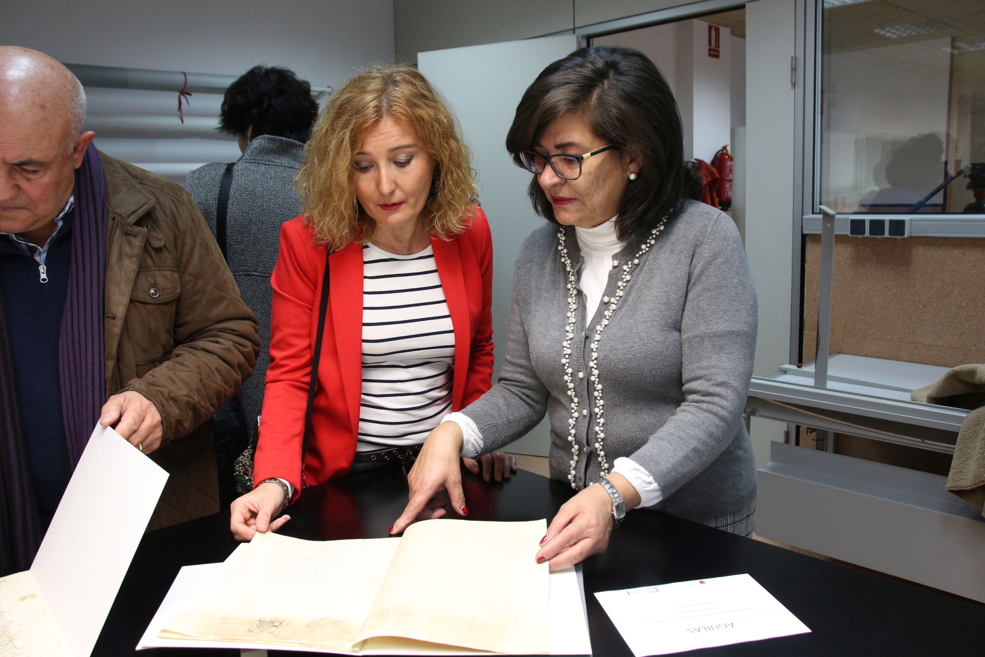 Dos documentos históricos vuelven al Archivo Municipal tras su restauración