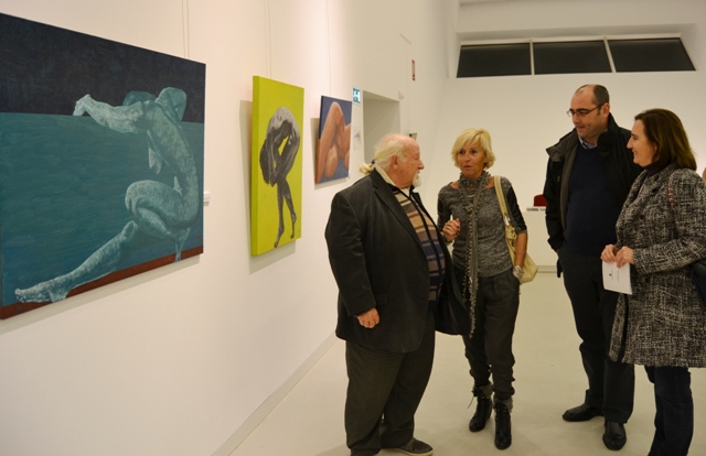 La pintora vasca Kontxa Escribano expone su obra en el Auditorio de Águilas