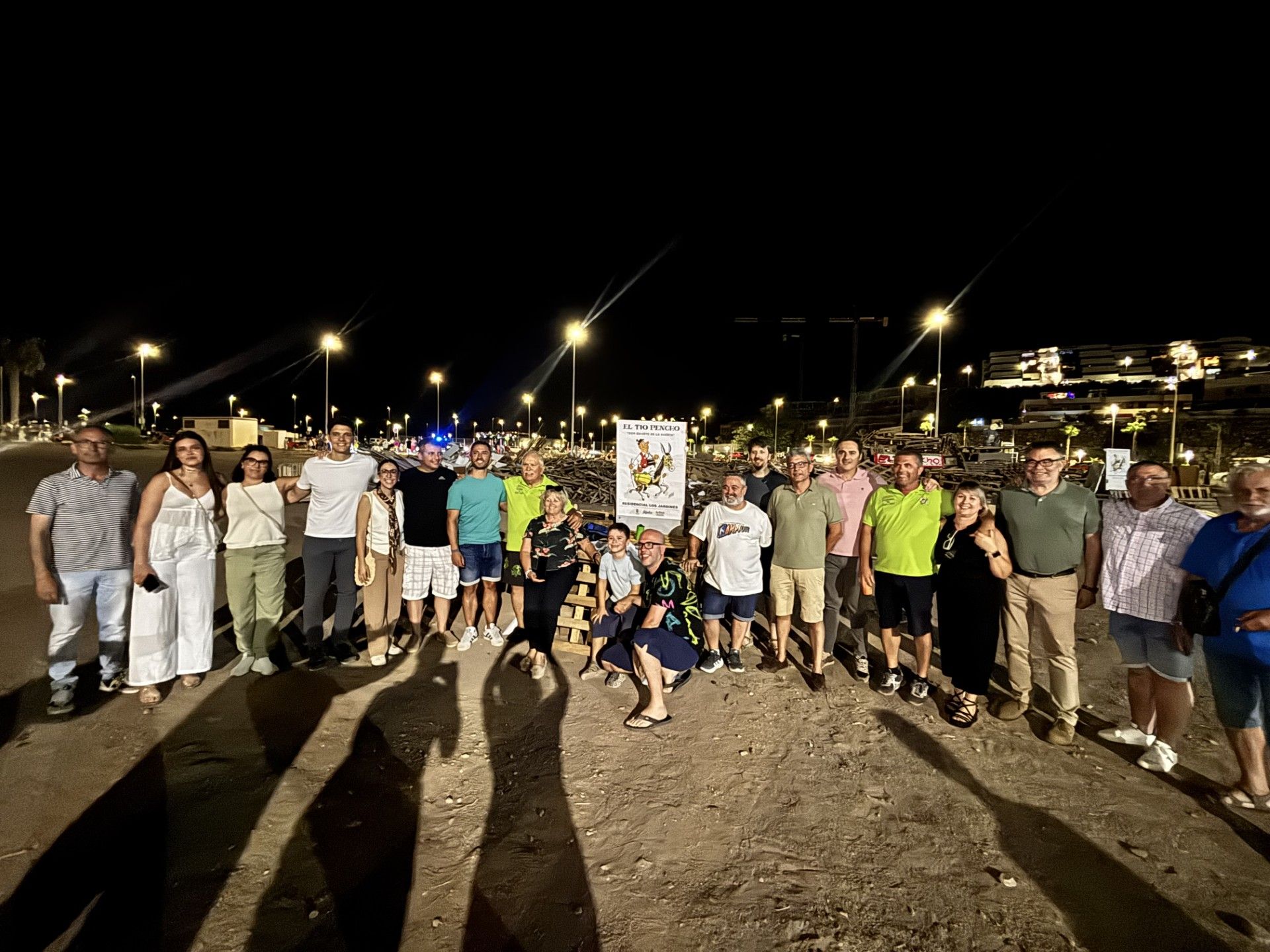 El ambiente festivo vuelve a llenar las calles de Águilas en la Noche de San Juan