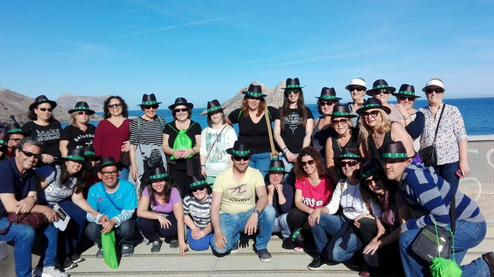 Más de cuarenta personas participan en la ruta de senderismo urbano “Consumo y Comercio”