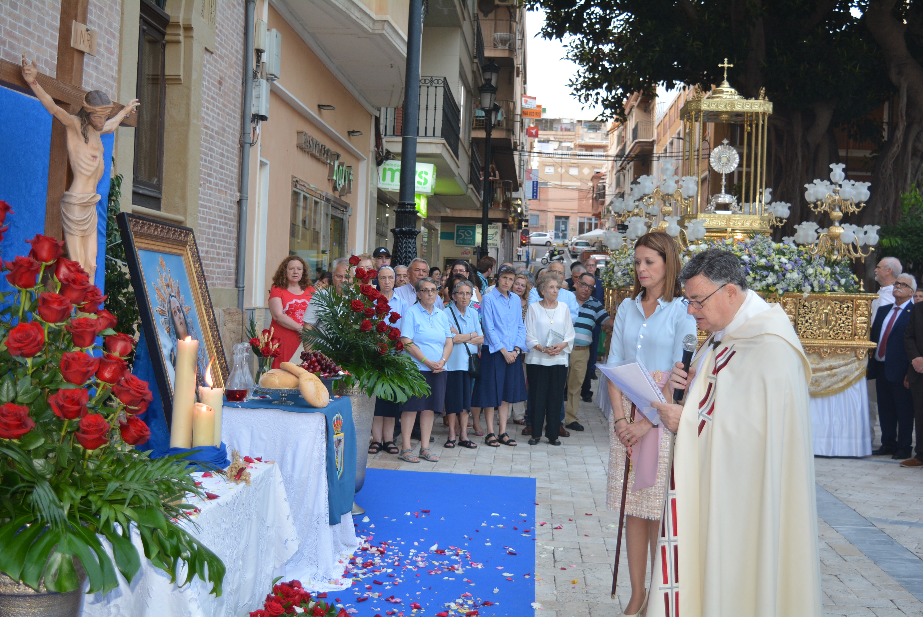 La procesión del Corpus recorre las calles de la localidad