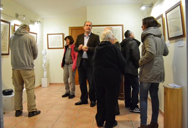 El Hotel Mayarí de Calabardina acoge una doble exposición de esculturas y mapas antiguos
