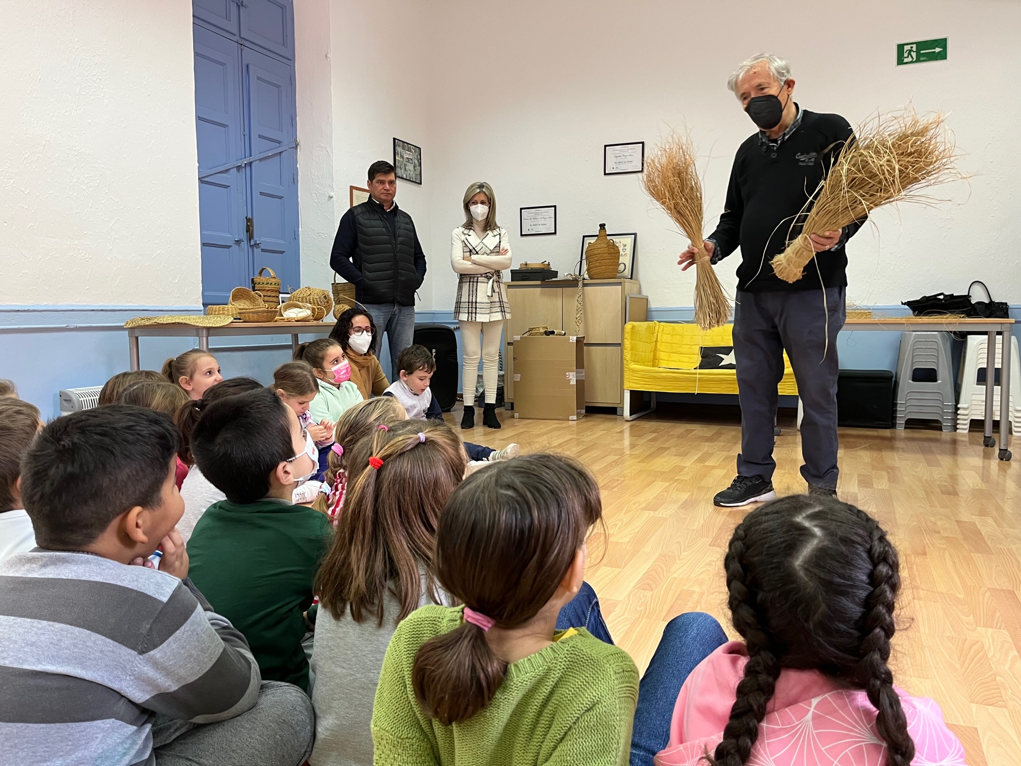 Los alumnos del CEIP San Juan de las Águilas aprenden el arte del esparto
