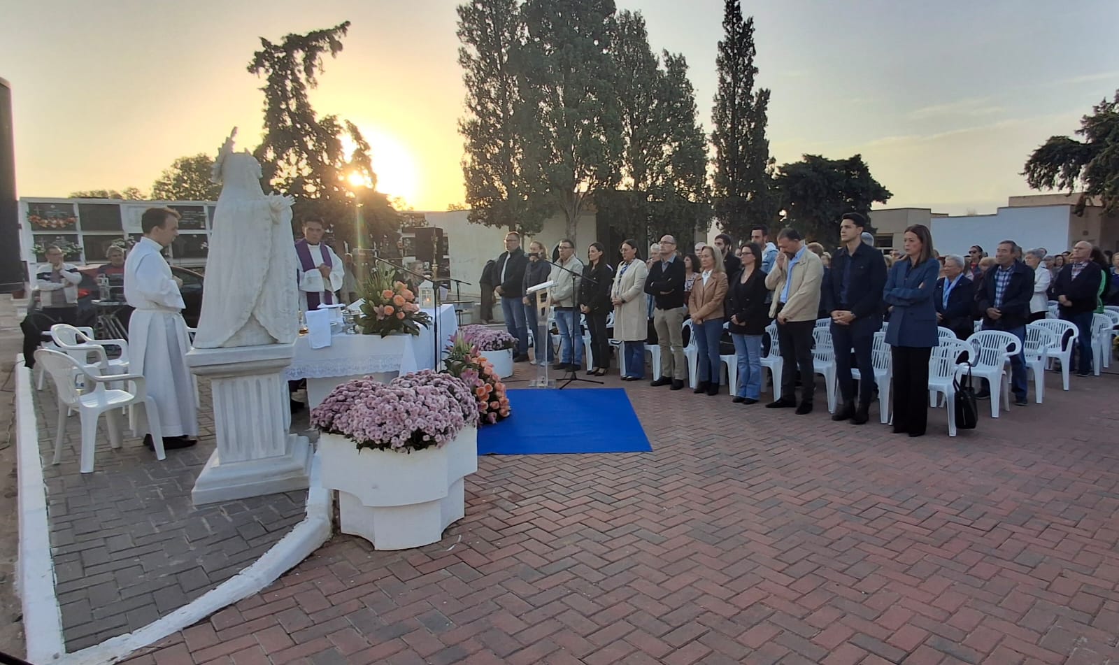 El cementerio acoge la Misa de los Fieles Difuntos