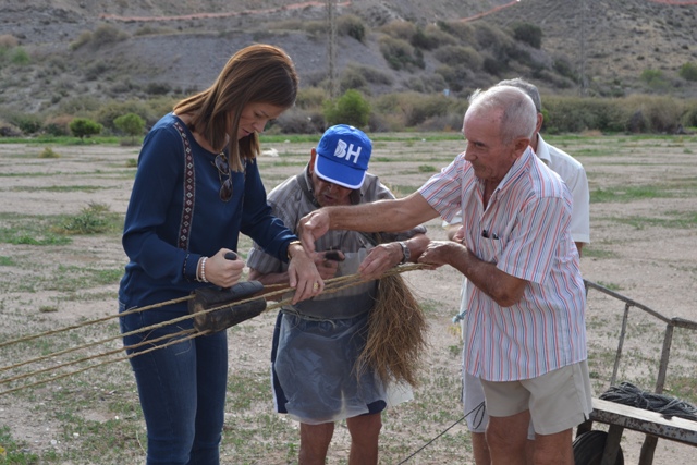 El colectivo Pro-esparto pone en marcha demostraciones de fabricación artesanal de cuerdas