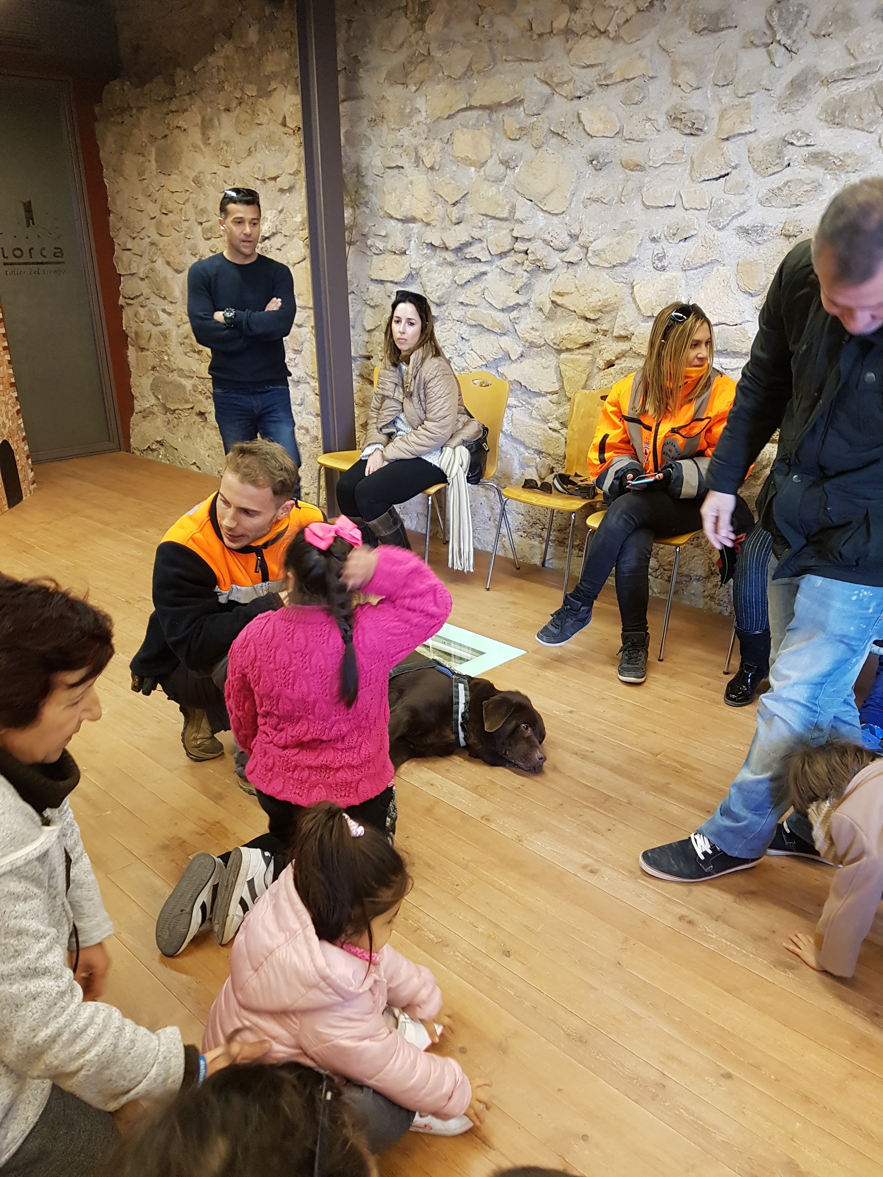 La Unidad Canina de Protección Civil participa en unas jornadas de terapia para niños