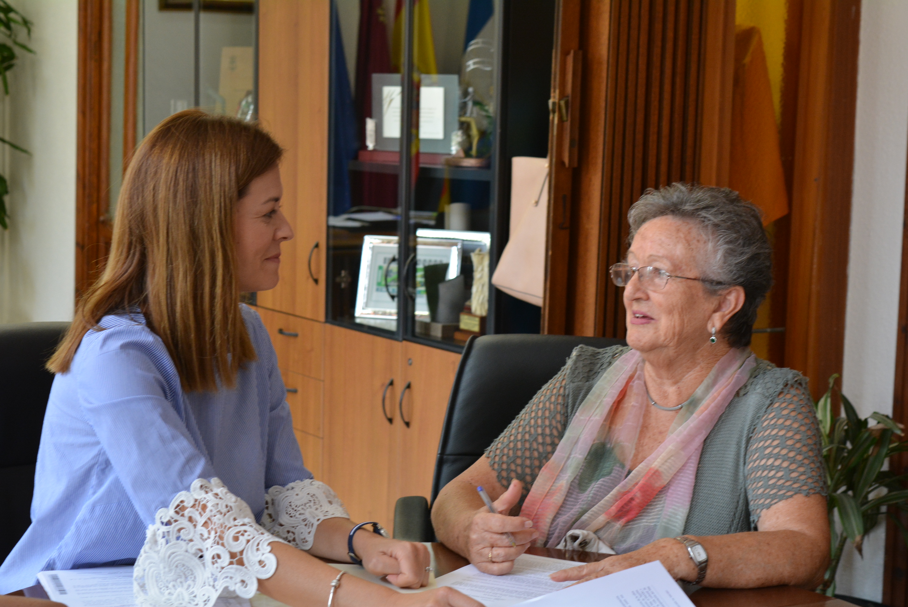 La artista lorquina Pilar Sala dona al Centro de Interpretación del Mar de Águilas una de sus obras