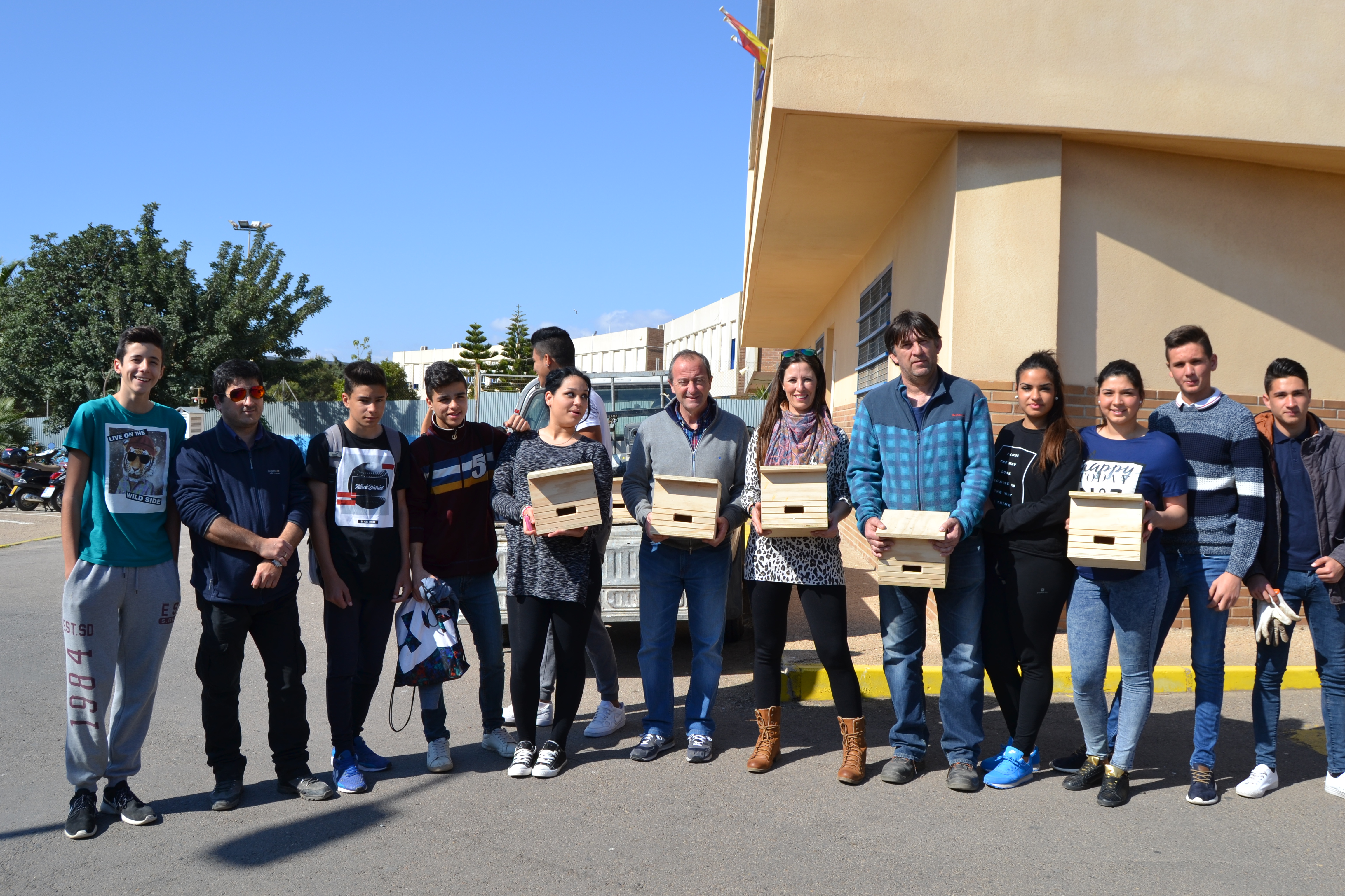 La edil de Medio Ambiente participa en la colocación de nidos para vencejos en el IES Europa